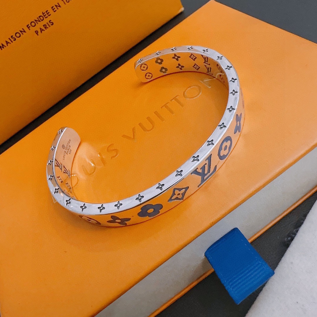 L0*is V*t0n Bracelet