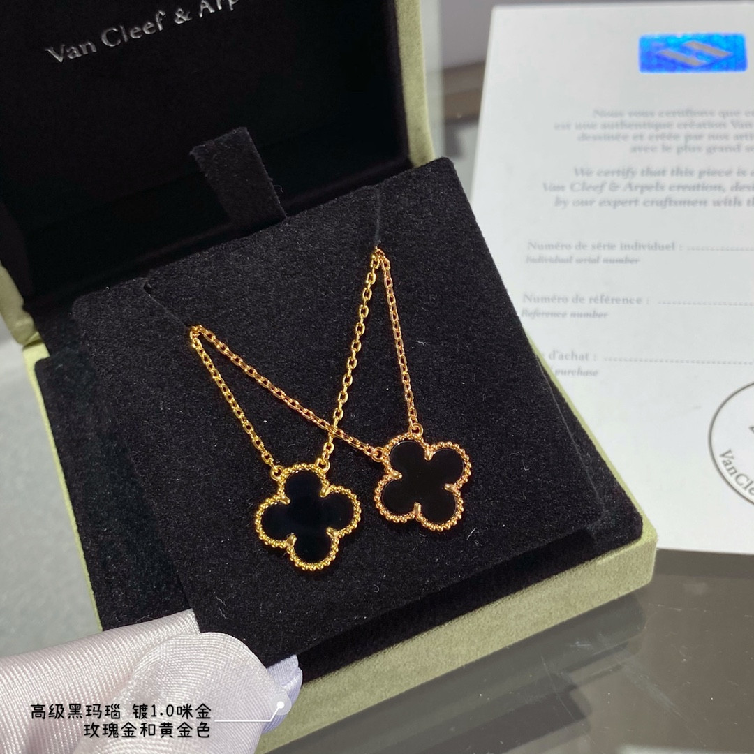 V*N CL*F & Arpels Medium Classic Four Leaf Clover Necklace Diameter approx 1.5cm,Chain length approx 40+5cm