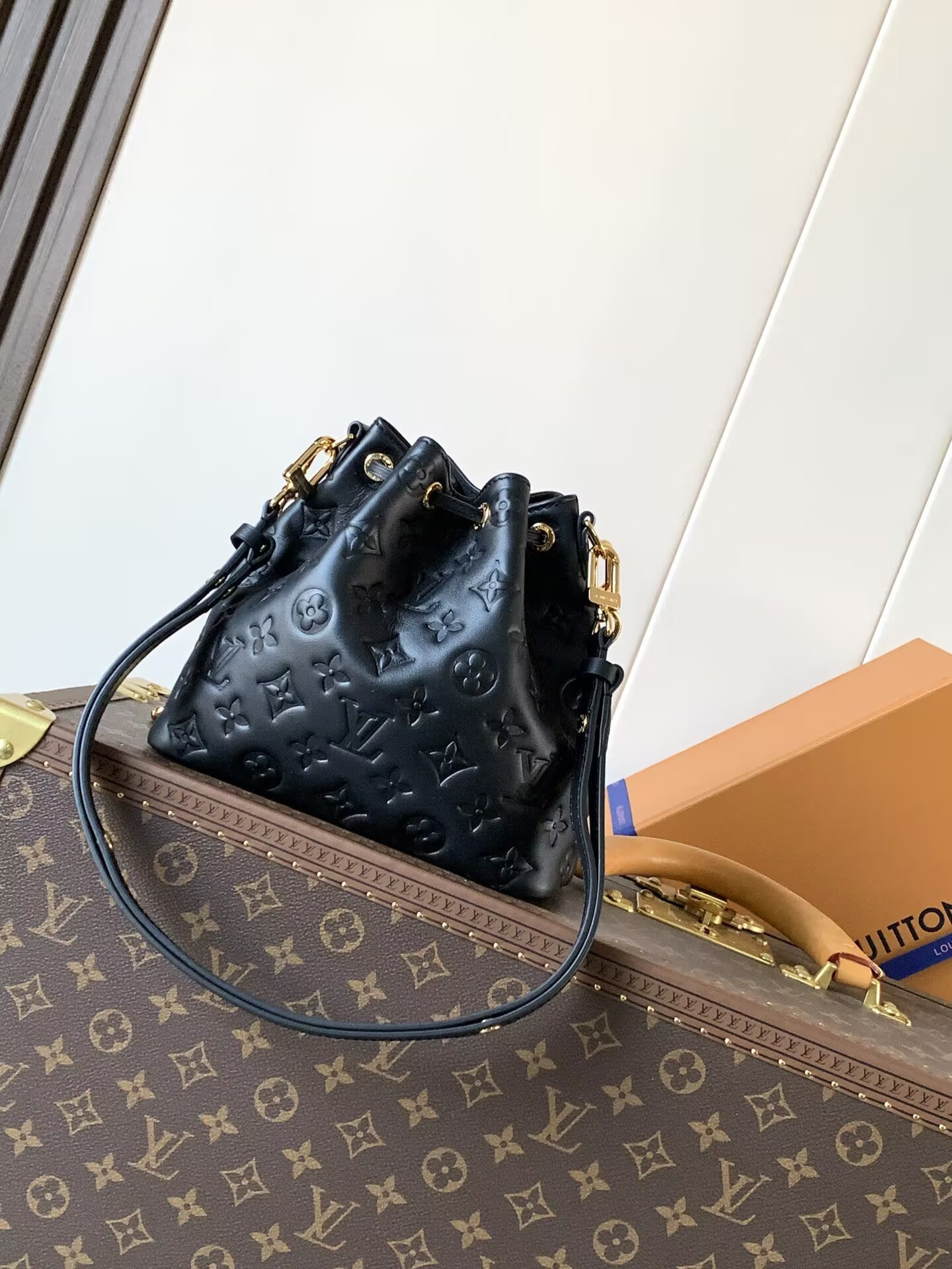 LV Coussin Bucket M26216 20x10x20cm