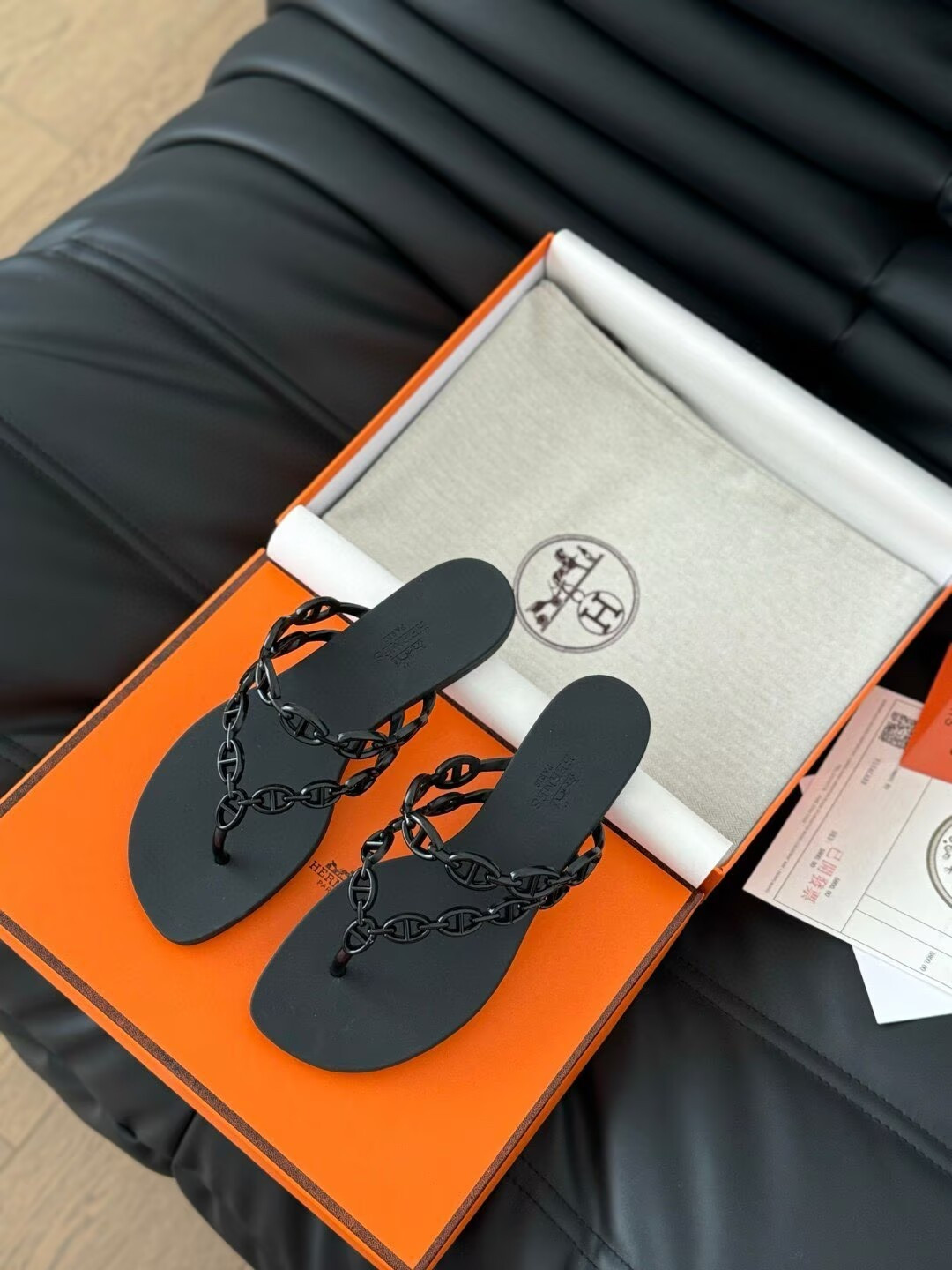 ua H**mes island sandal