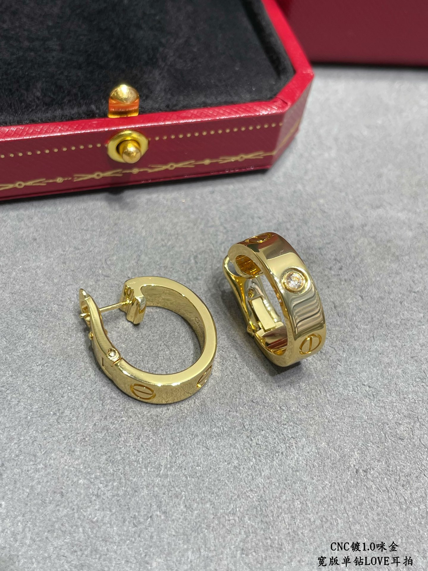 Ca*t*er Wide version single diamond LOVE Earrings