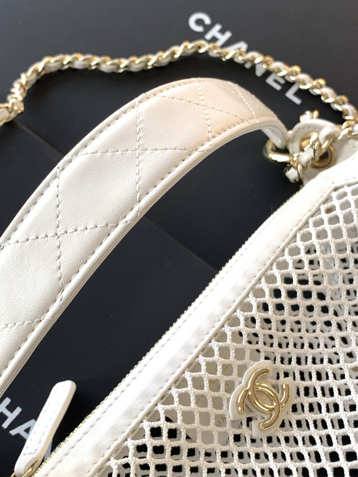 Ch*el Clutch With Chain Mesh Shiny Lambskin Gold Tone AP4573 15x22x6cm