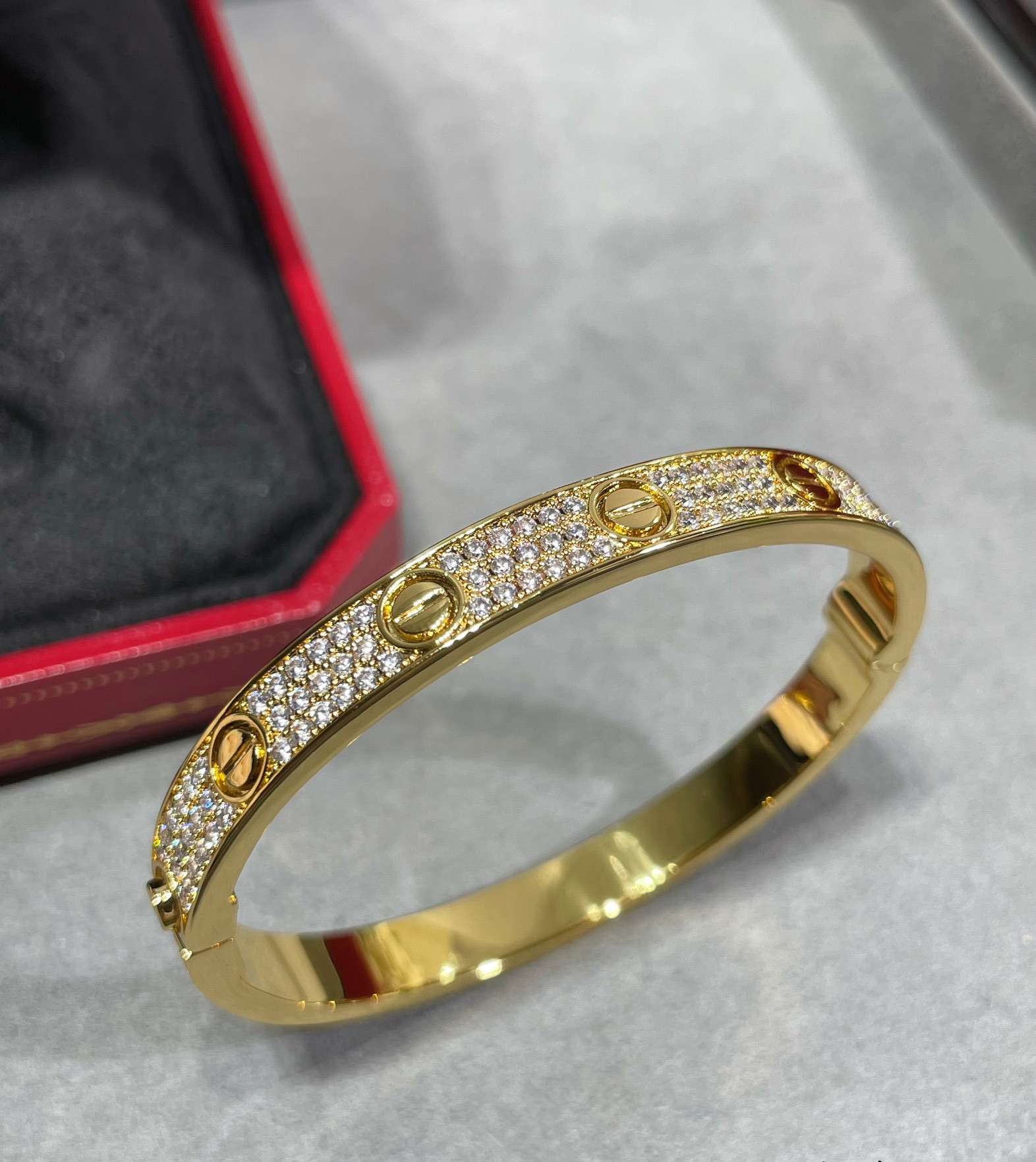 Ca*t*er Wide diamond star Bracelet
