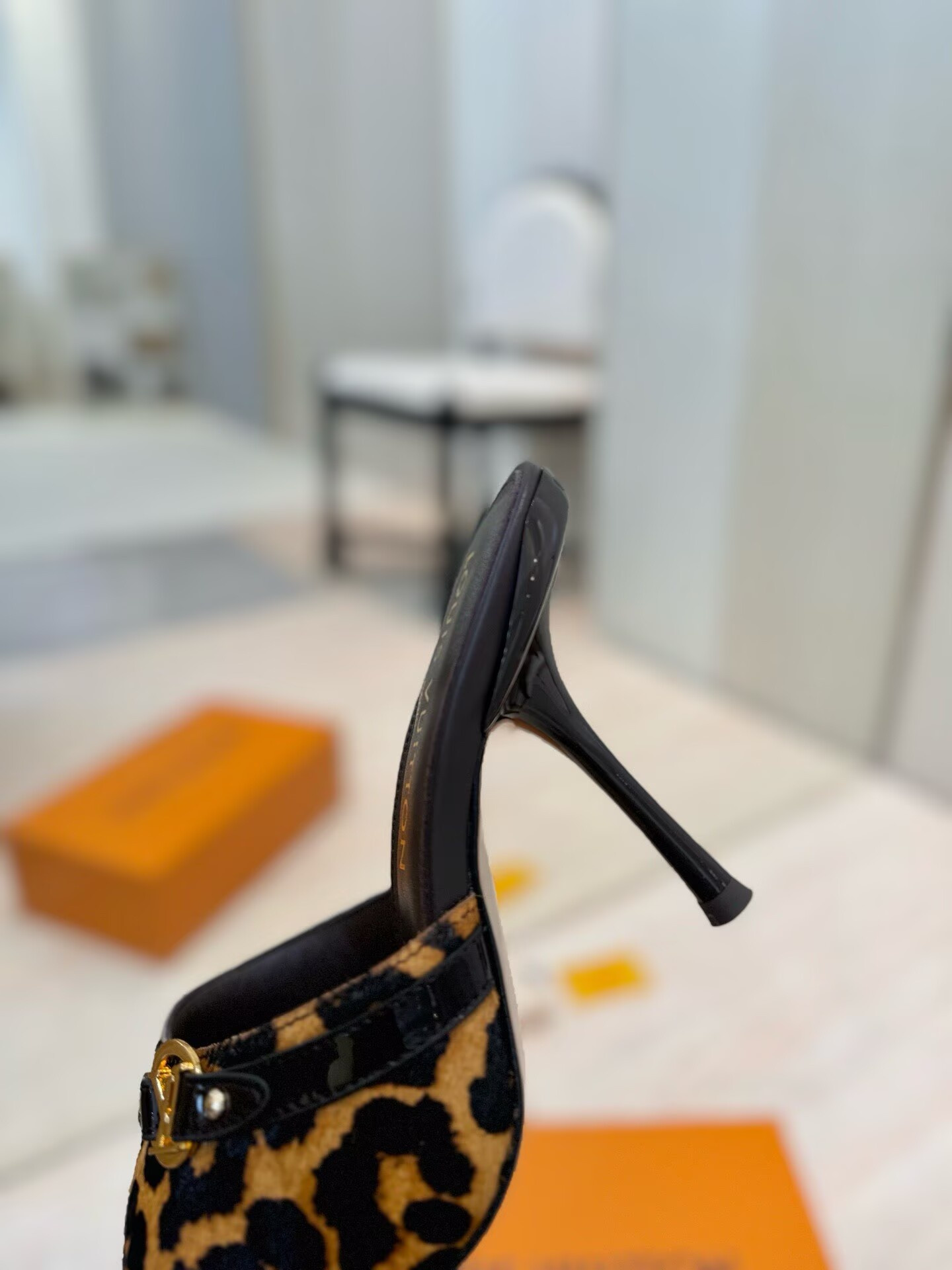 UA LV 6AM Mule