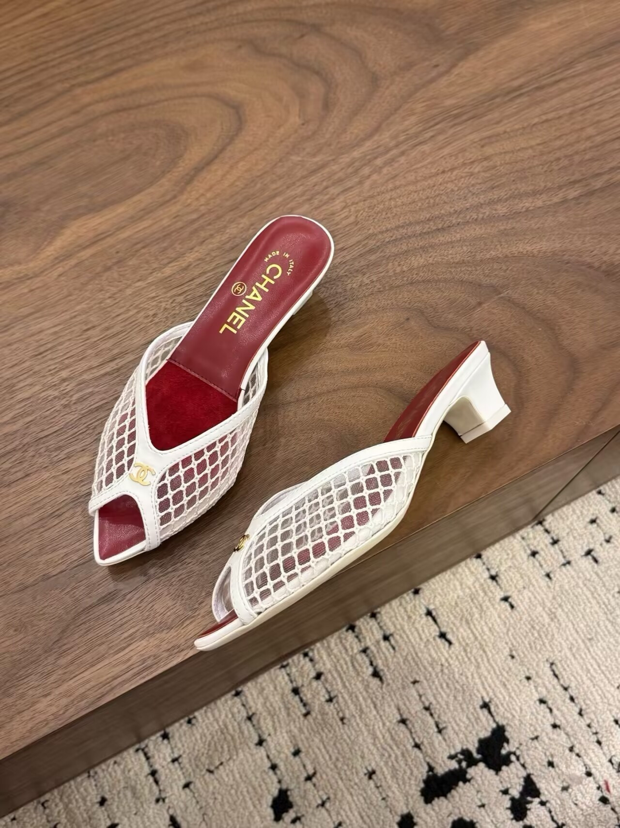 ua Ch*el sandals