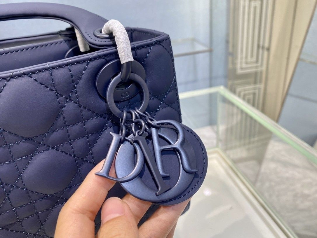 small lady D*or bag 20 x 17 x 8 cm