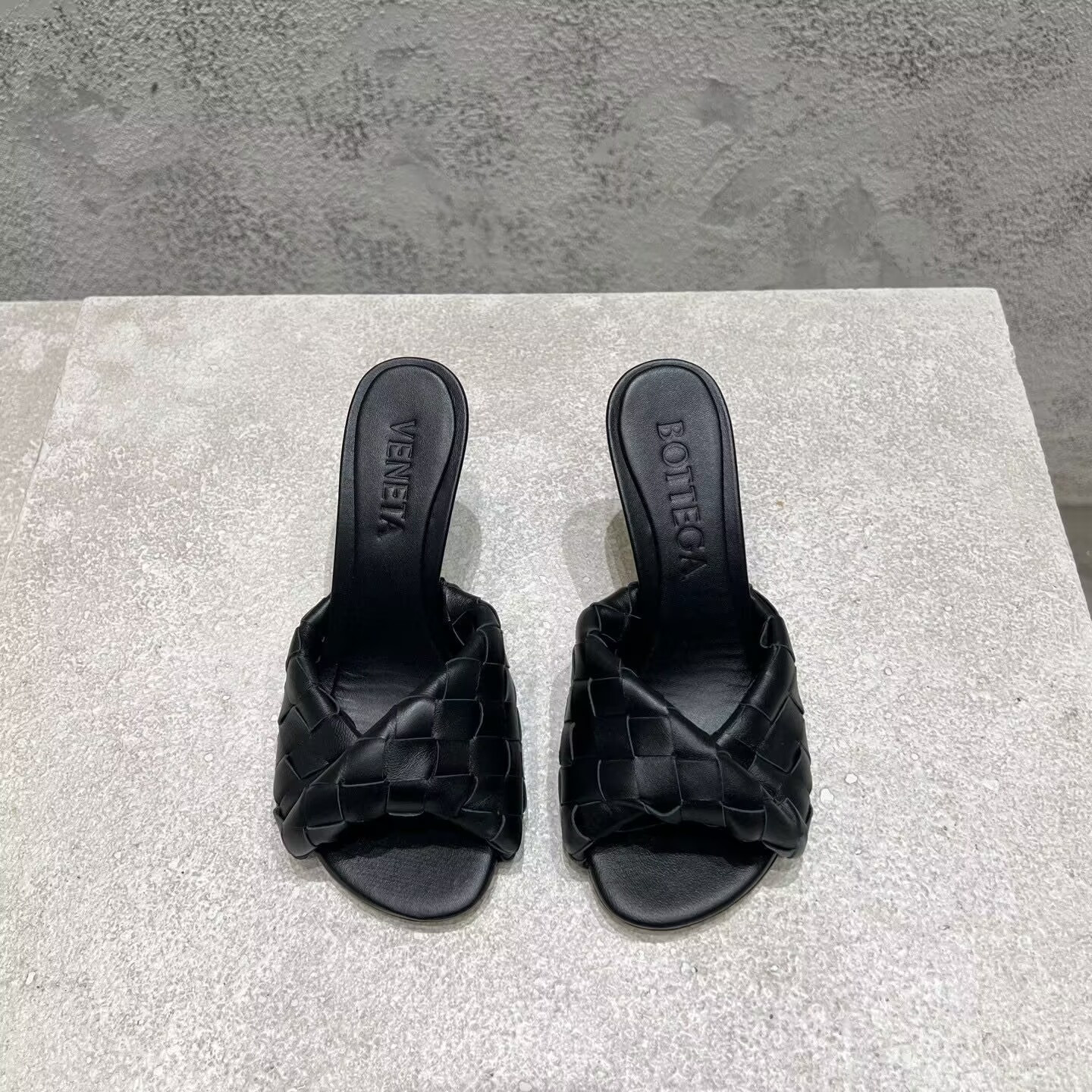 UA Bo*te*ga Ve*ne*ta Blink Slides