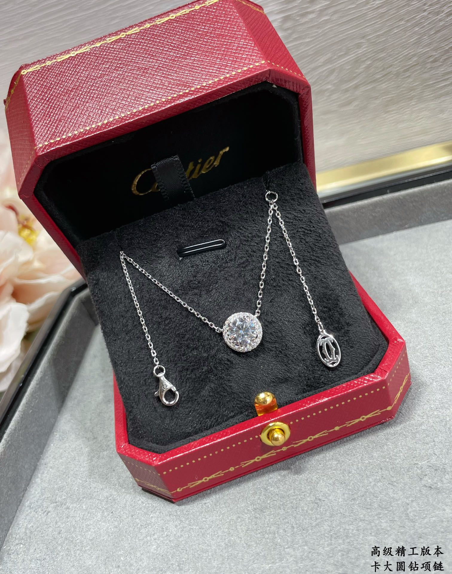 Ca*t*er Large round diamond Necklace