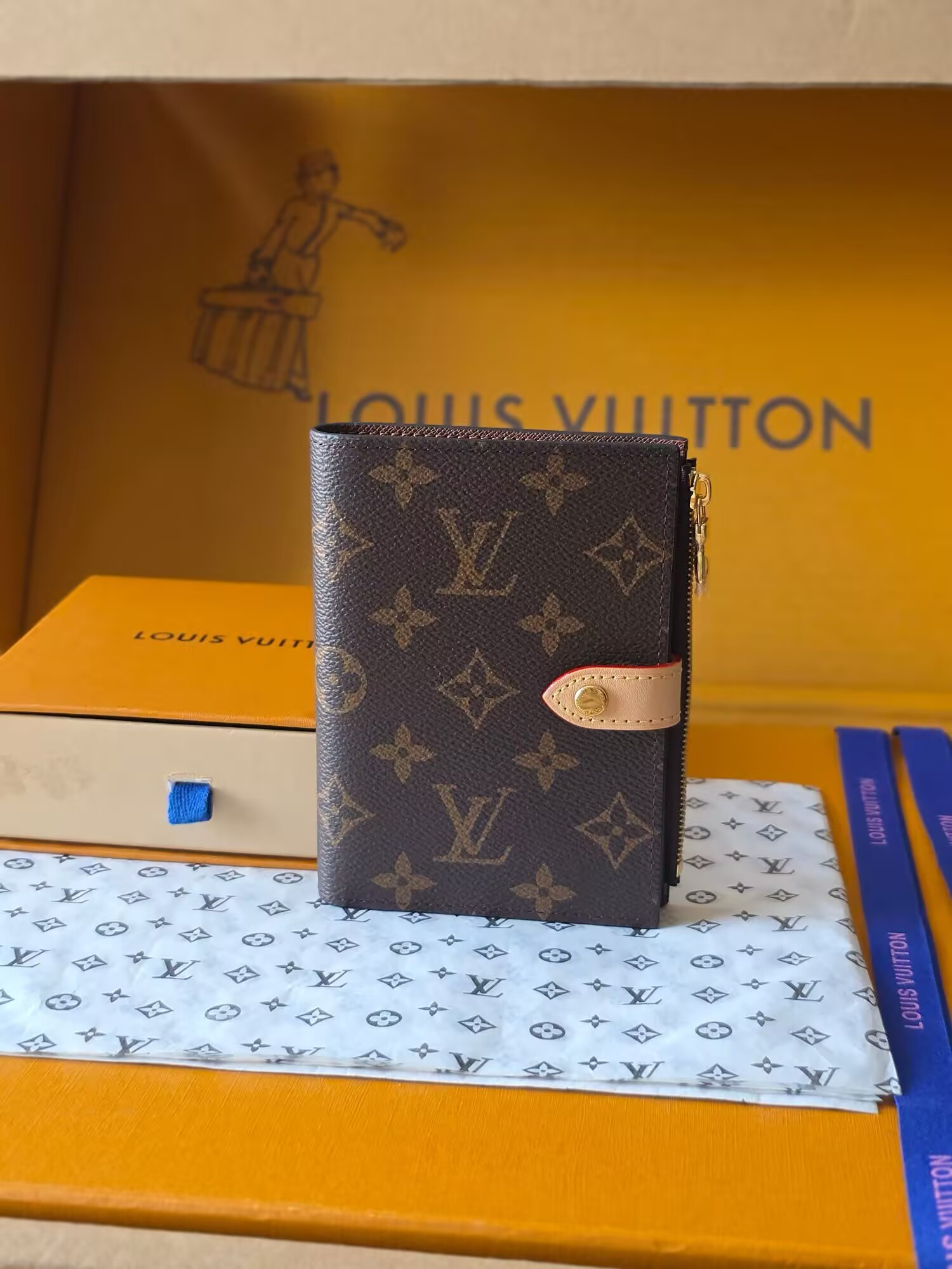 LV Locked Passport Cover M29550 14x10x2.5cm