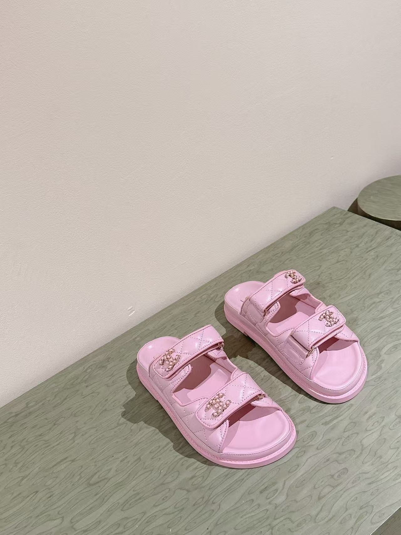 UA Ch*el SLIDES
