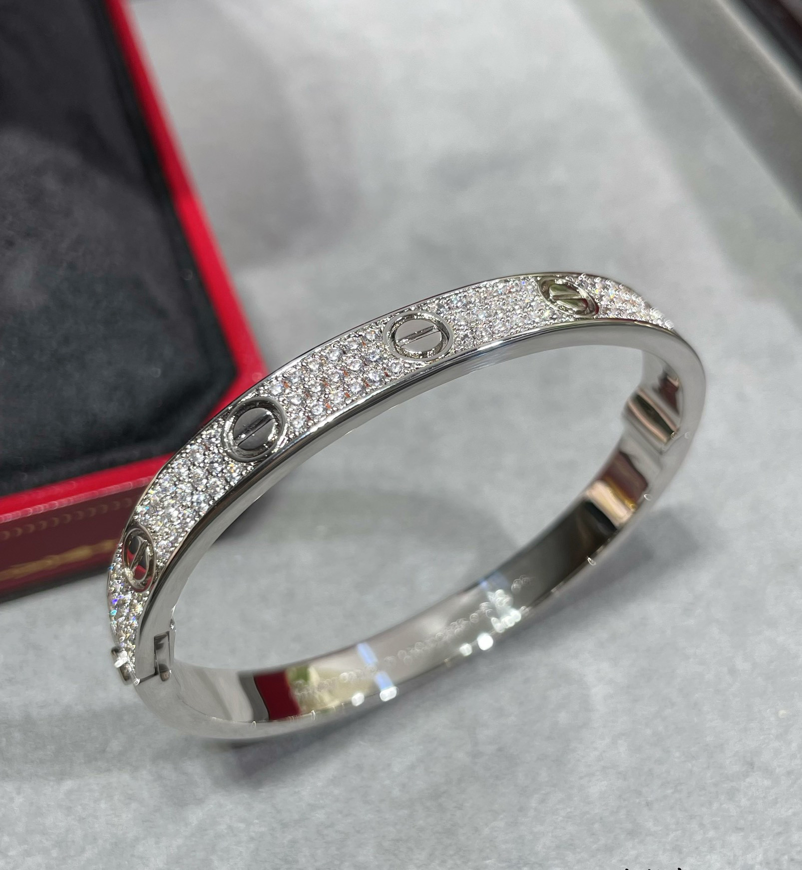 Ca*t*er Wide diamond star Bracelet