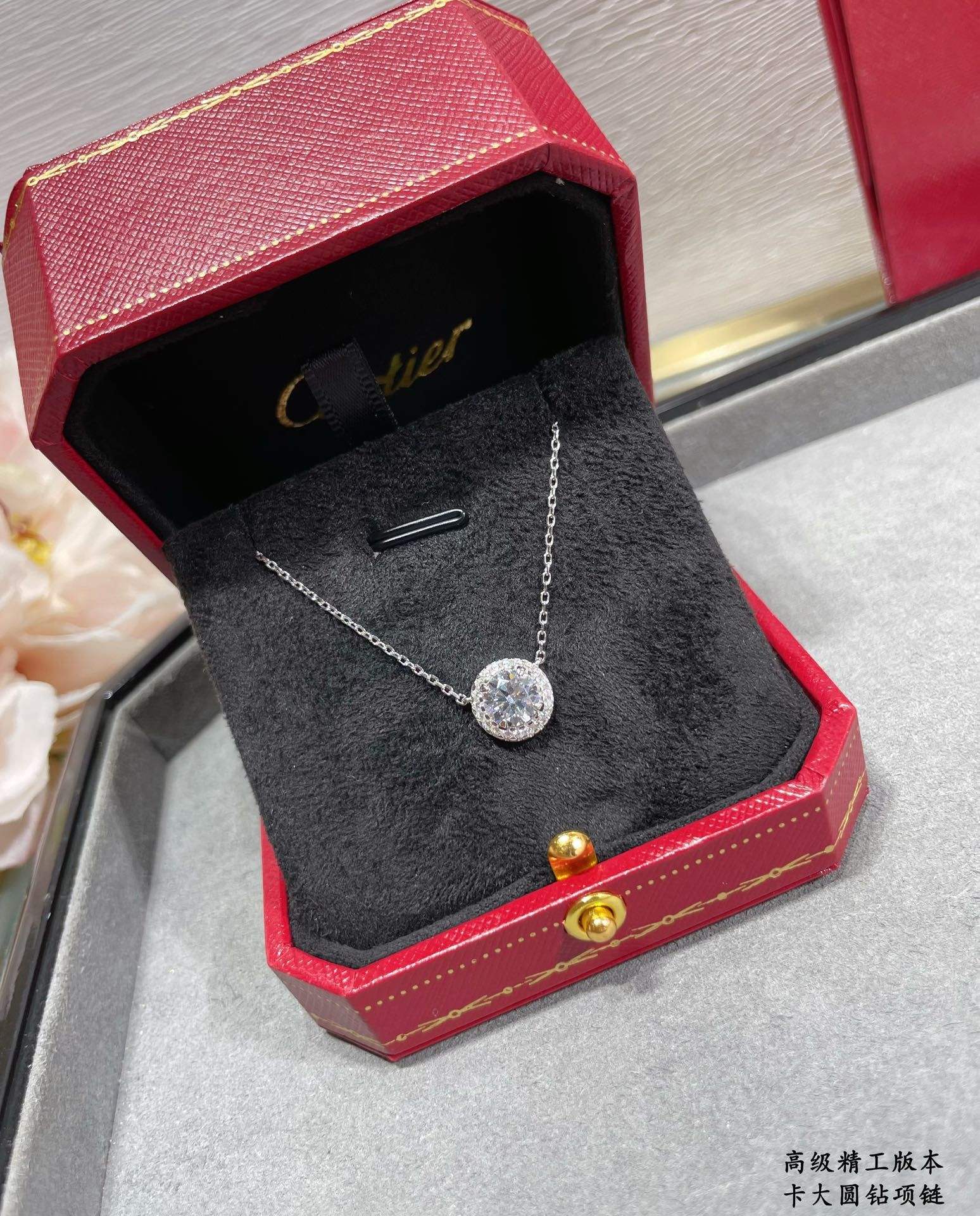 Ca*t*er Large round diamond Necklace