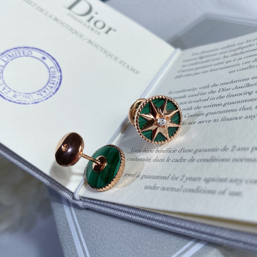D*0r compass Stud Earrings