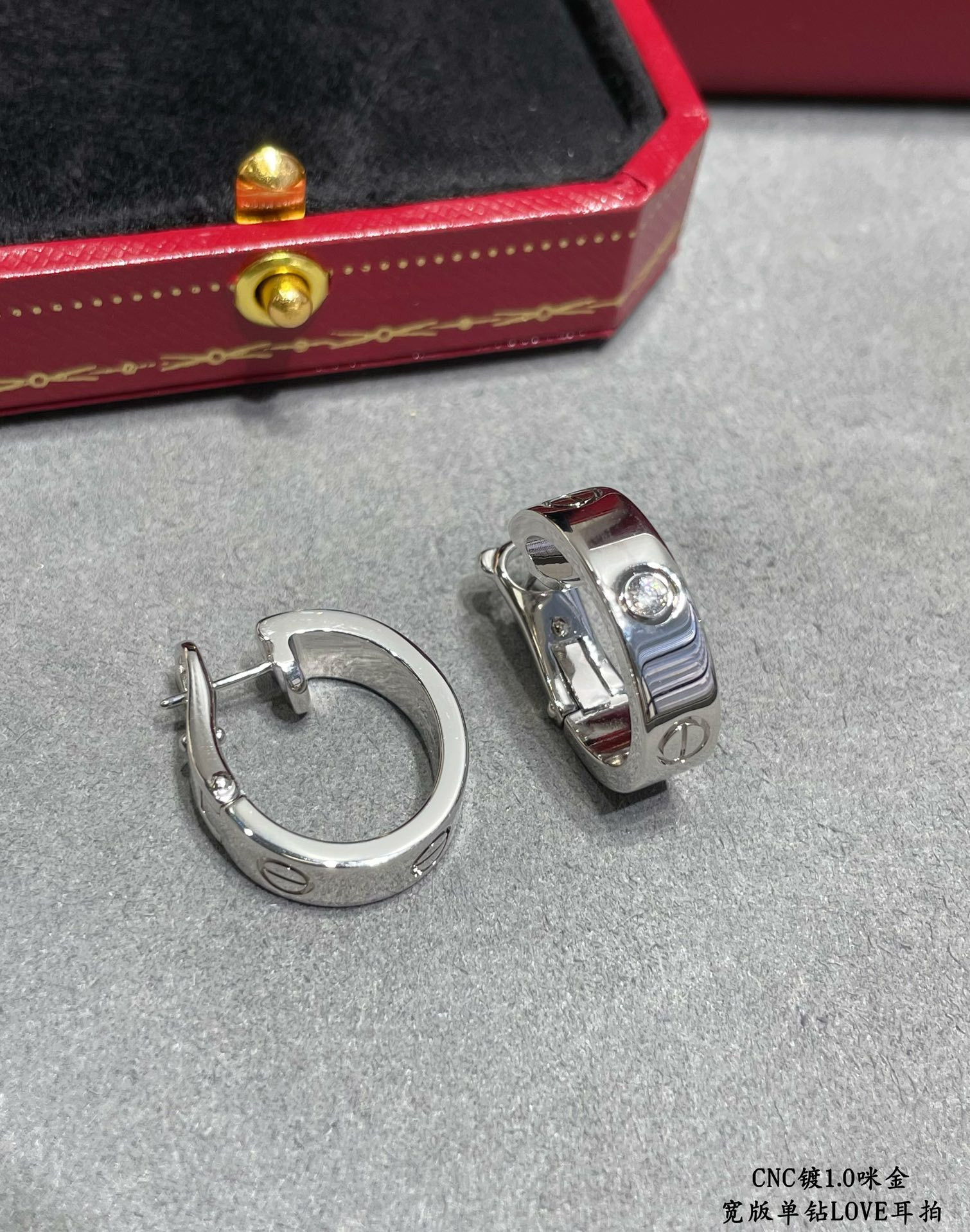 Ca*t*er Wide version single diamond LOVE Earrings