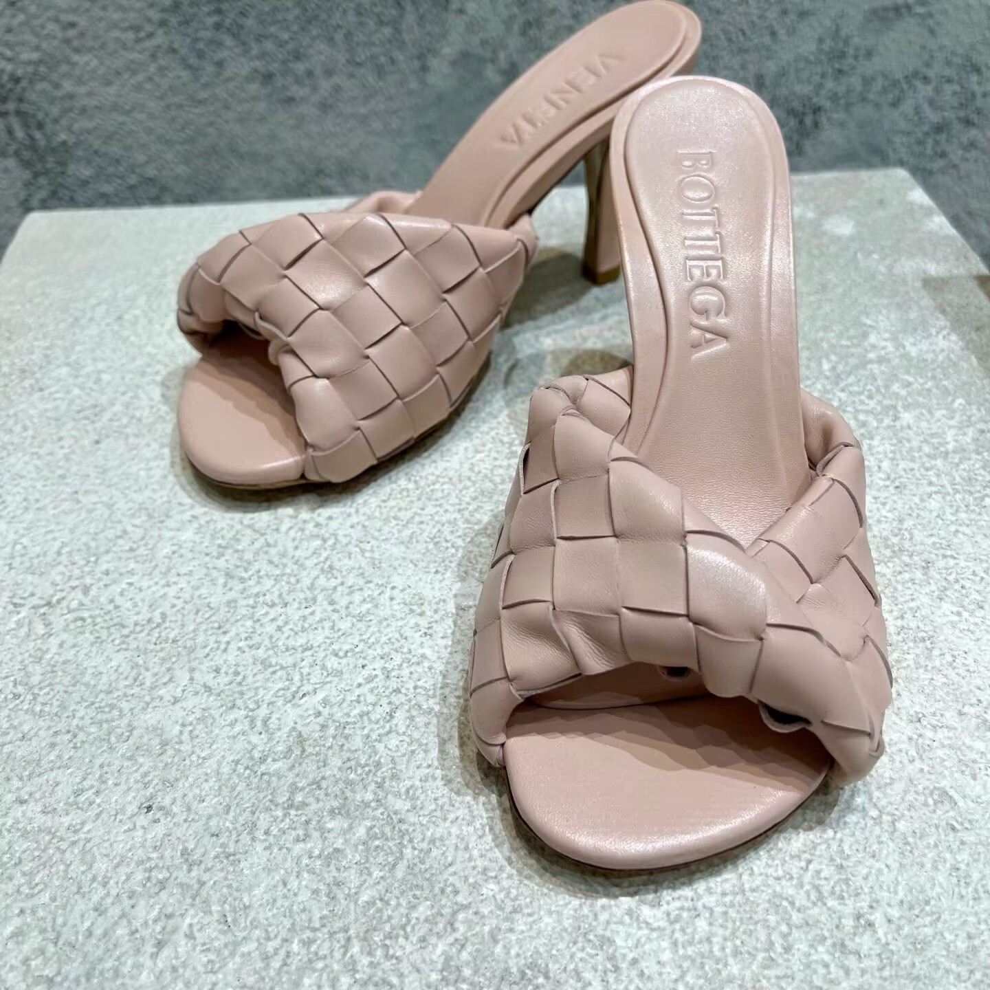 UA Bo*te*ga Ve*ne*ta Blink Slides