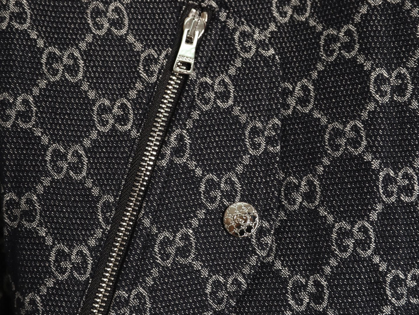 G*u*i Coats