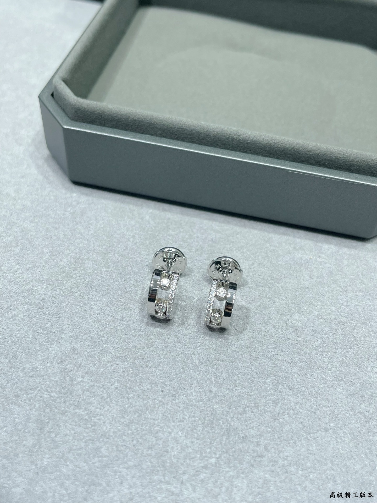 Mes1kaa small half-di*m*nd stud earrings
