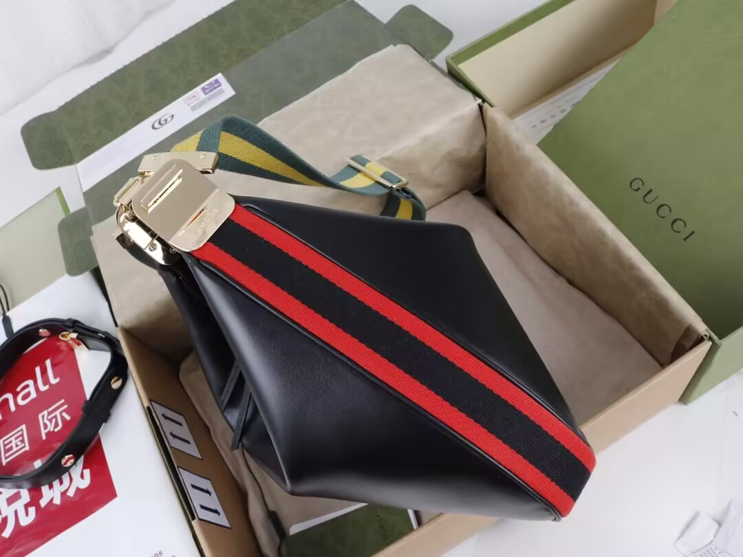 G*u*i attache medium shoulder bag 35x32x6cm