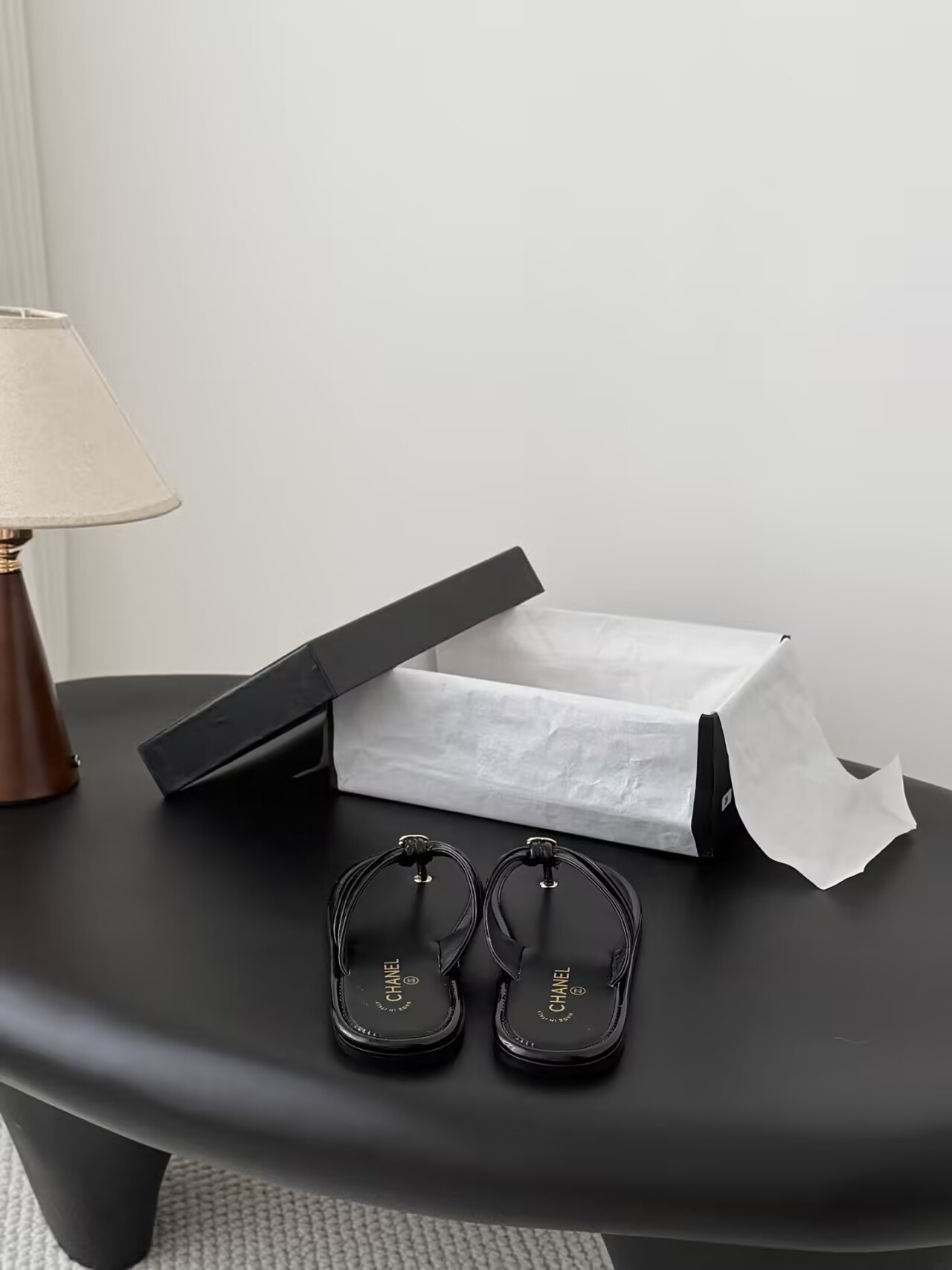 ua Ch*el thongs slides