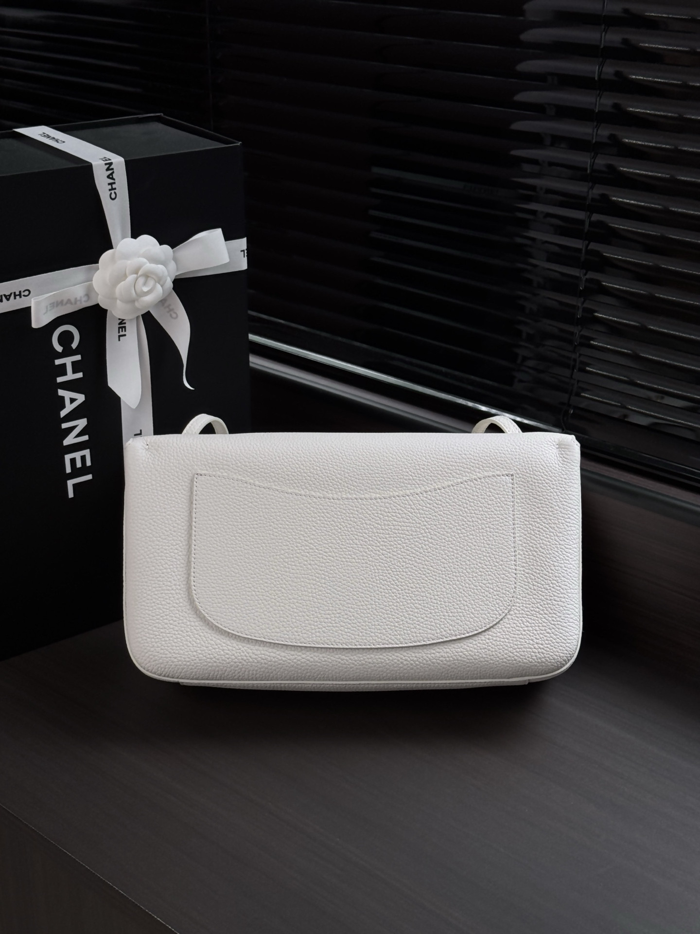 Ch*el maxi flap bag in white with gold-tone hardware as6231 19.5x32x10cm