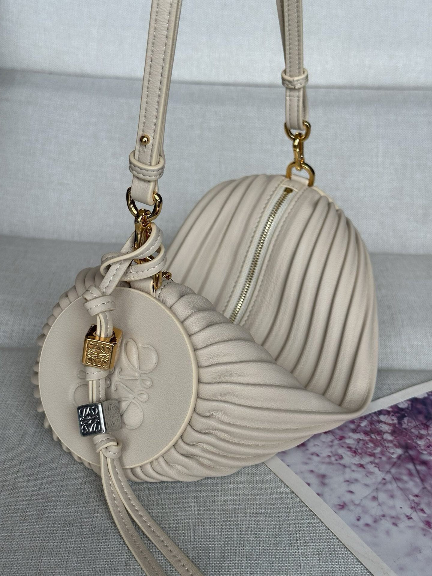 L0ew* bracelet pouch in pleated nappa 25x10x10cm