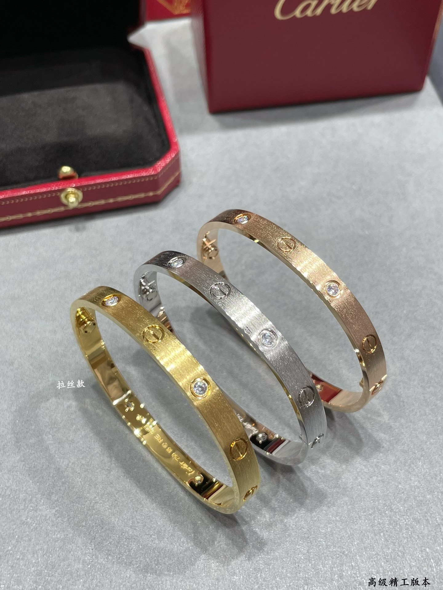 Ca*t*er wide version four-diamond LOVE brushed Bracelet
