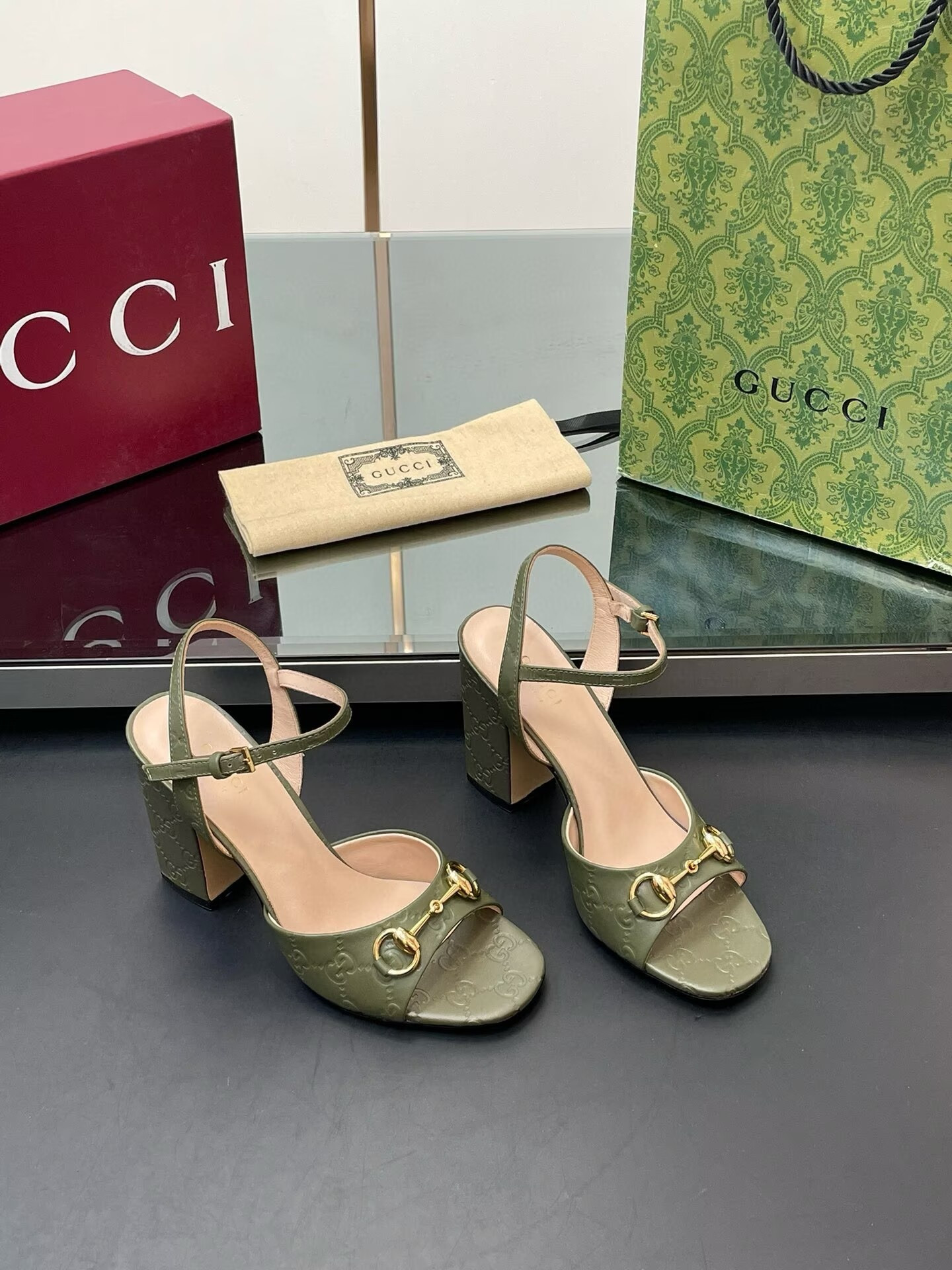 ua G*u*i horsebit sandal