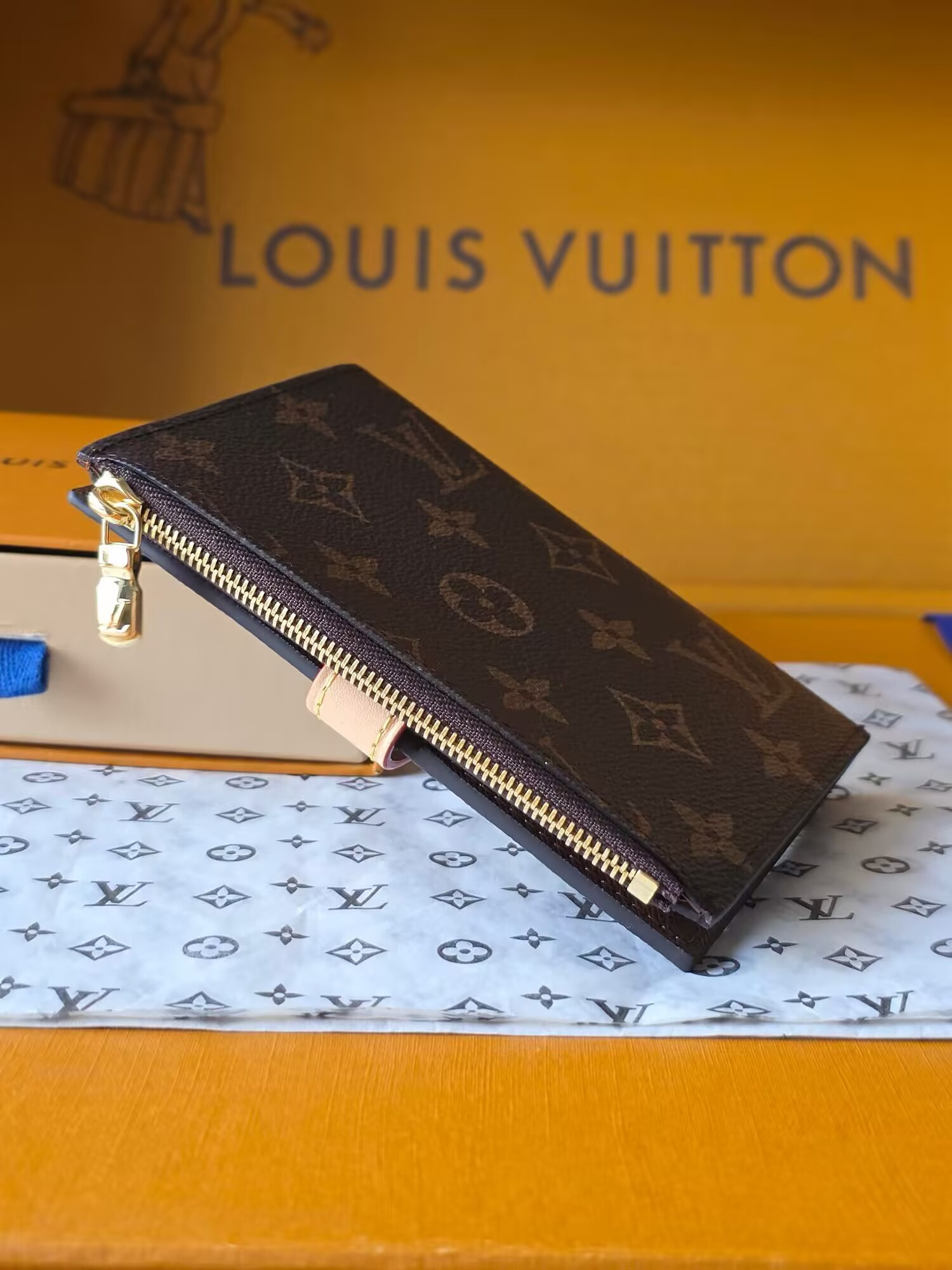 LV Locked Passport Cover M29550 14x10x2.5cm