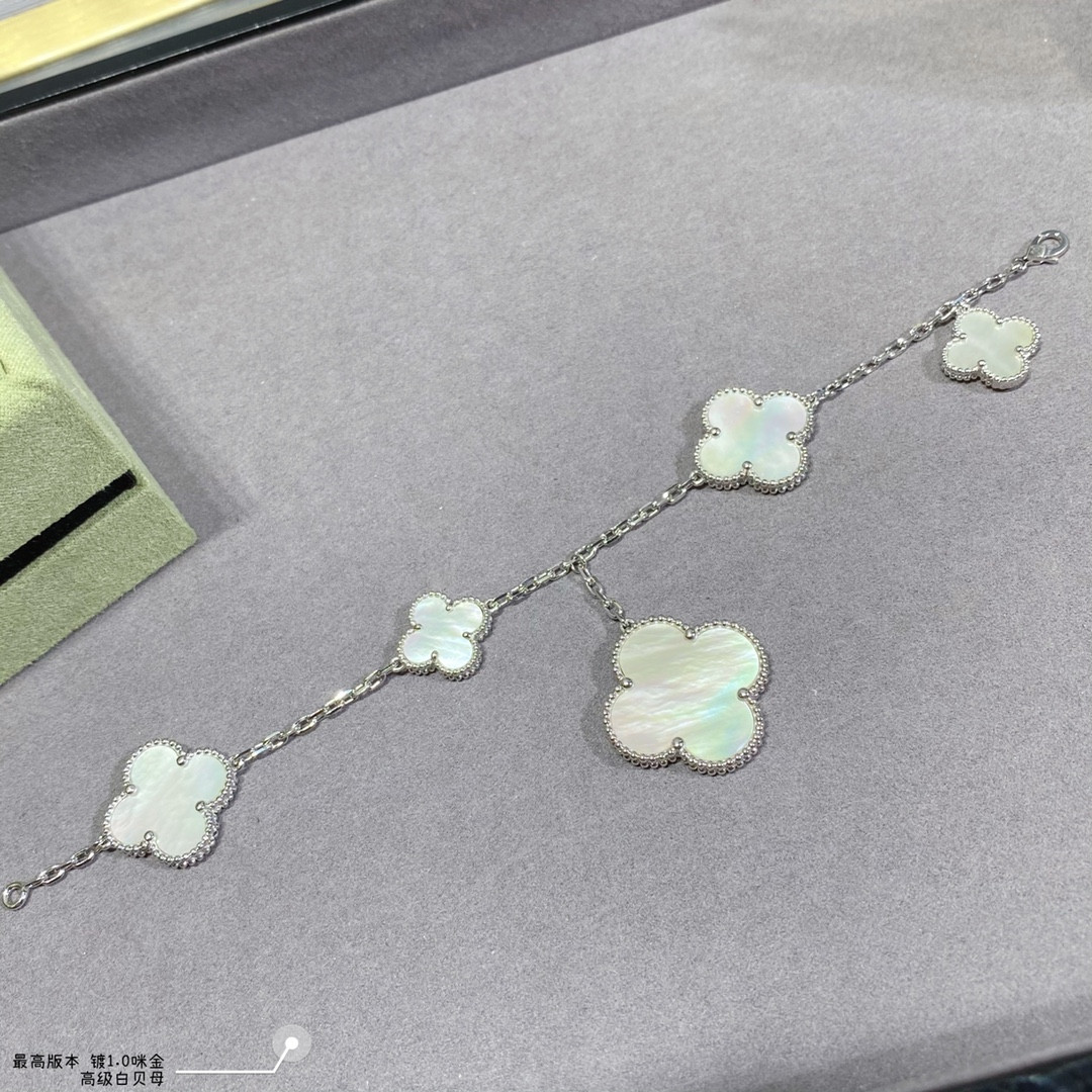 V*N CL*F & Arpels Premium White Fritillaria Five Flower Bracelet