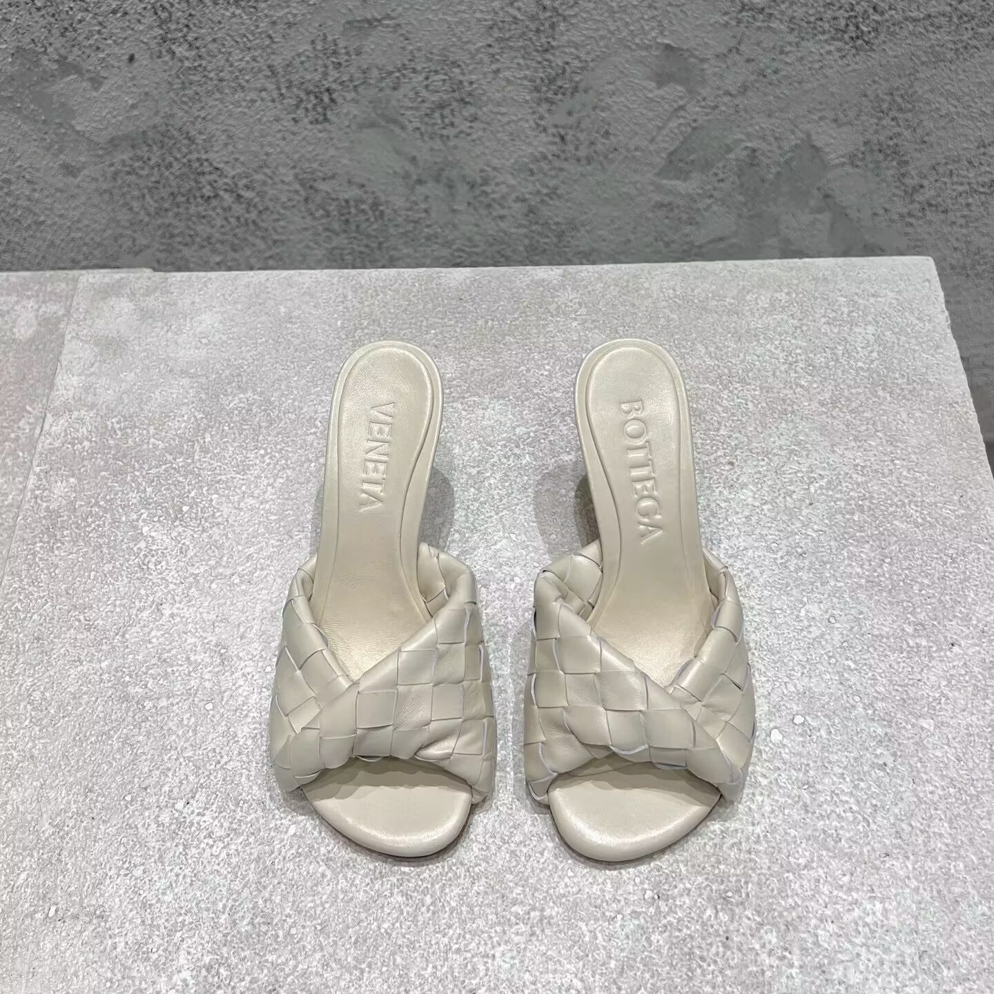 UA Bo*te*ga Ve*ne*ta Blink Slides