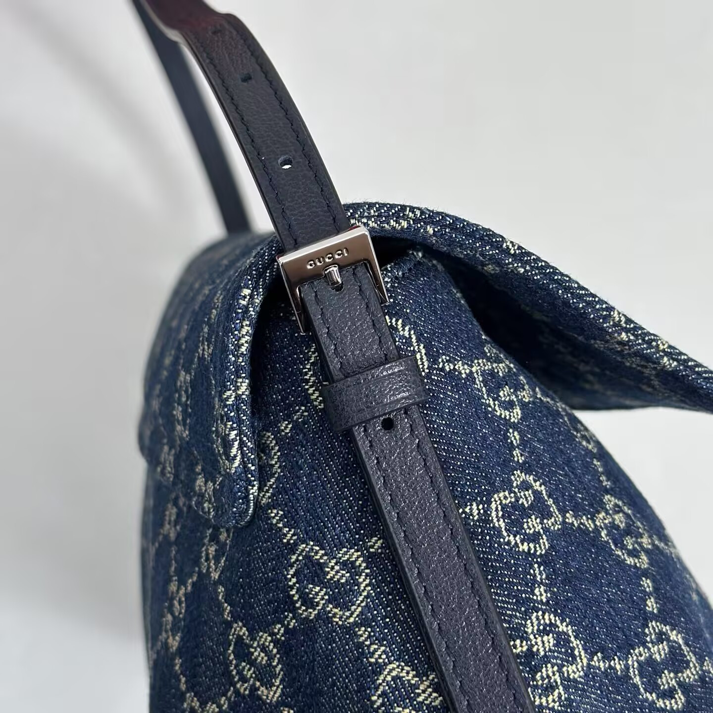 G*u*i madison medium shoulder bag 31x13x11.5cm