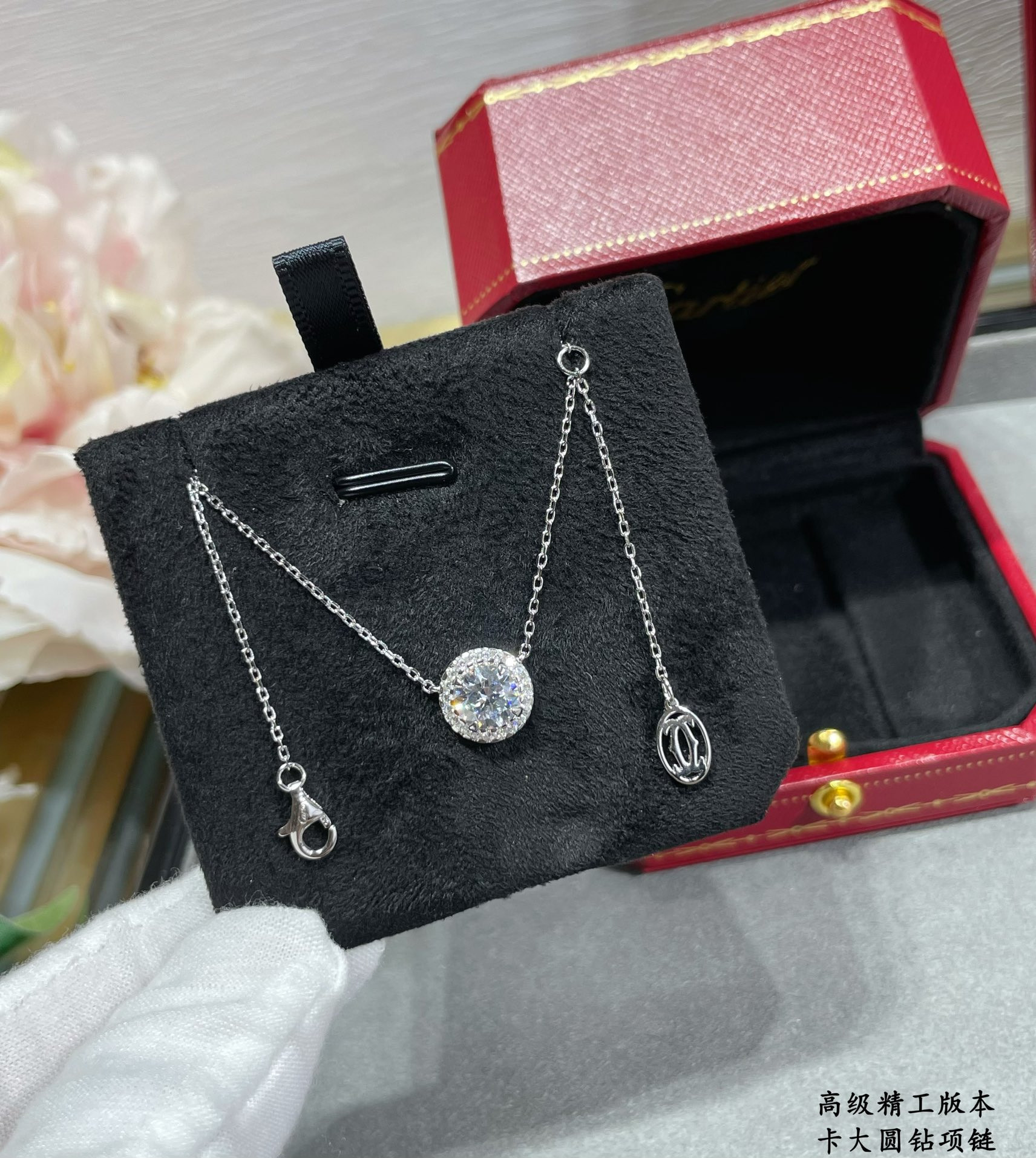 Ca*t*er Large round diamond Necklace