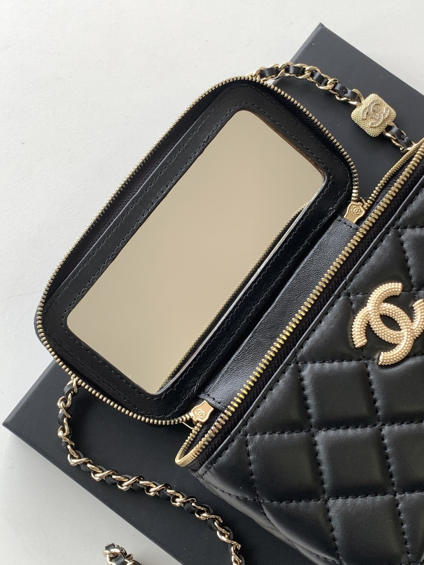 Ch*el vanity with chain ap4301 9.5x17x8cm