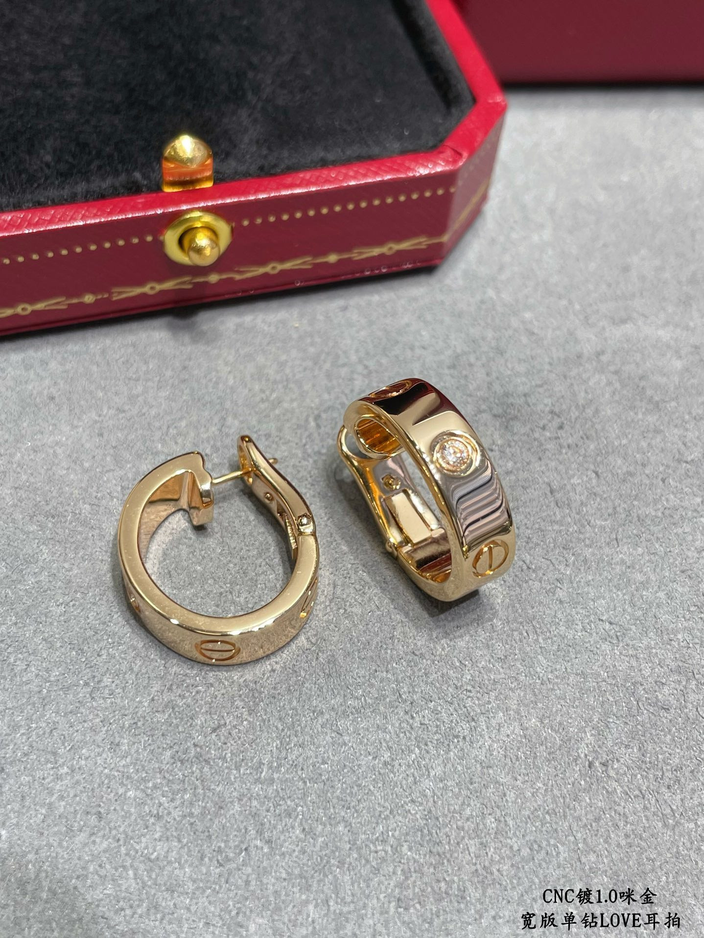 Ca*t*er Wide version single diamond LOVE Earrings