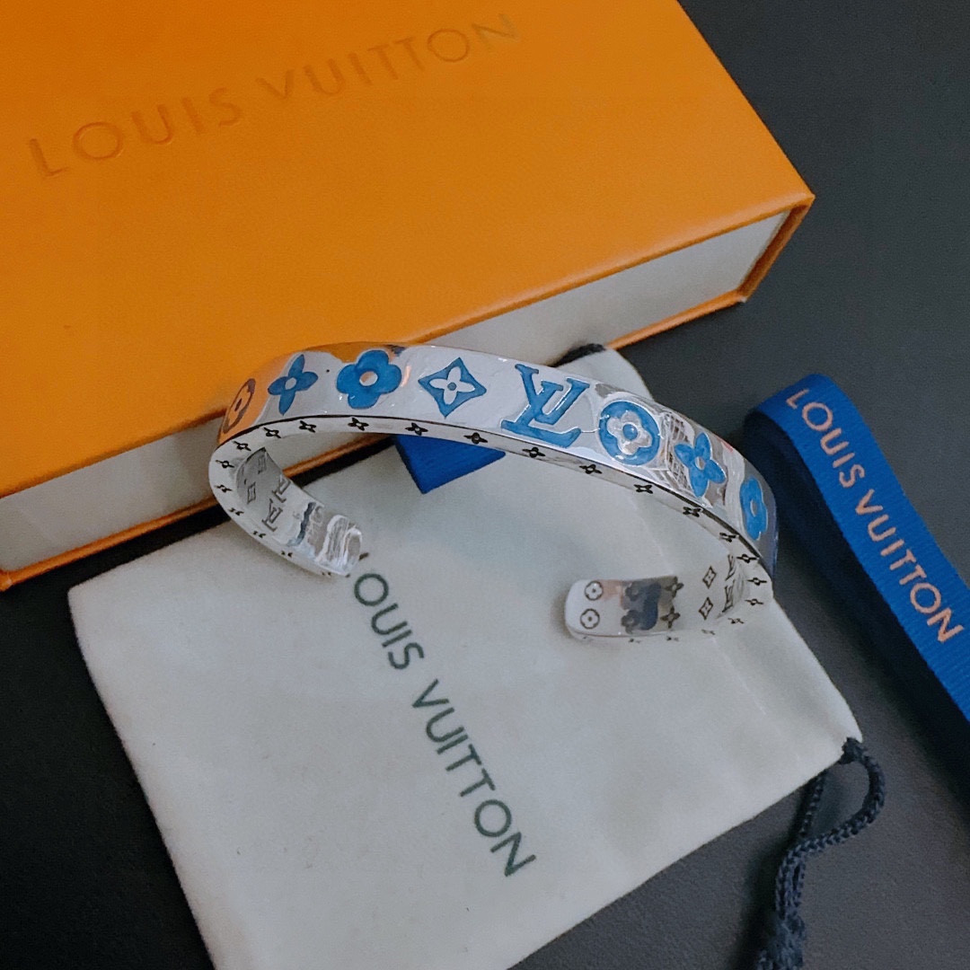 L0*is V*t0n Bracelet
