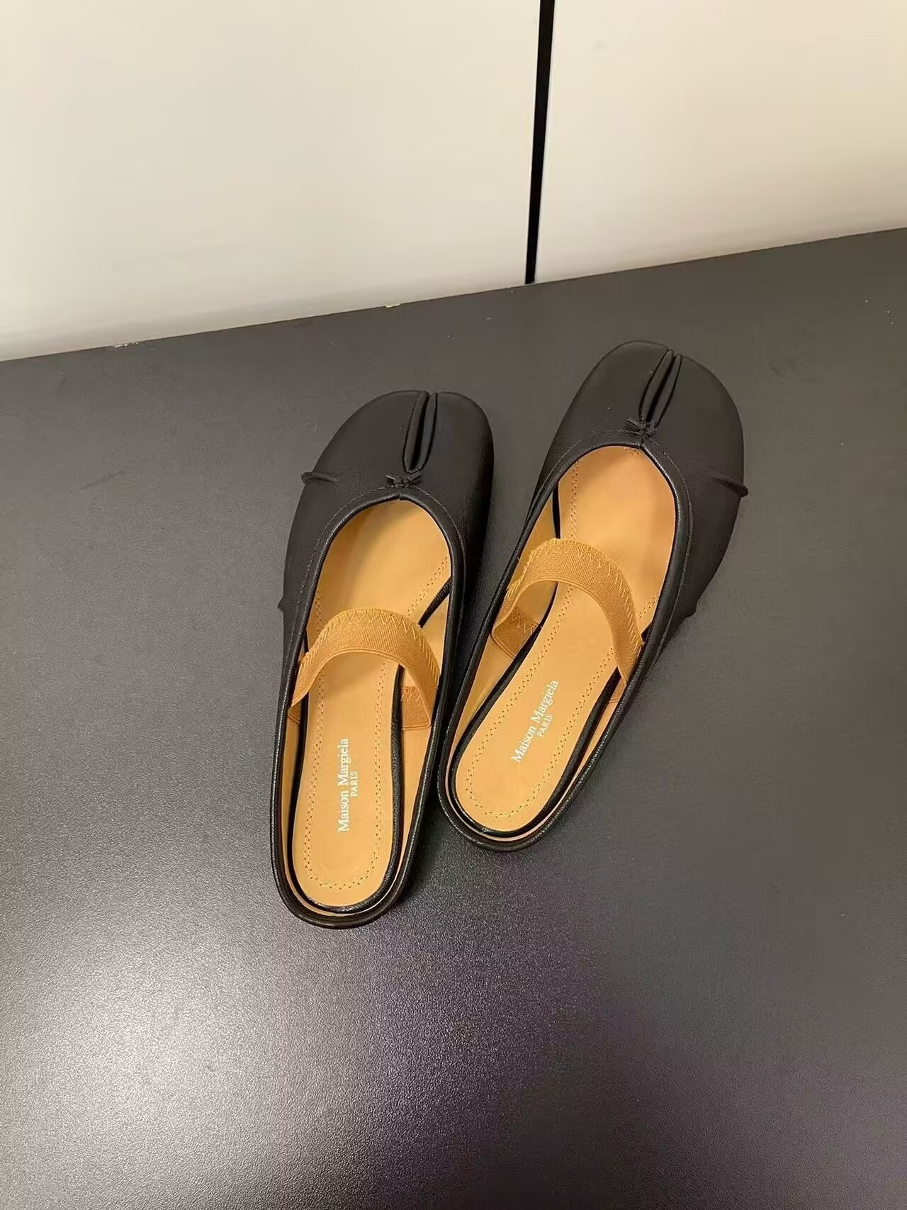 UA Maison Margiela Split-Toe Leather Ballerina Mules Black