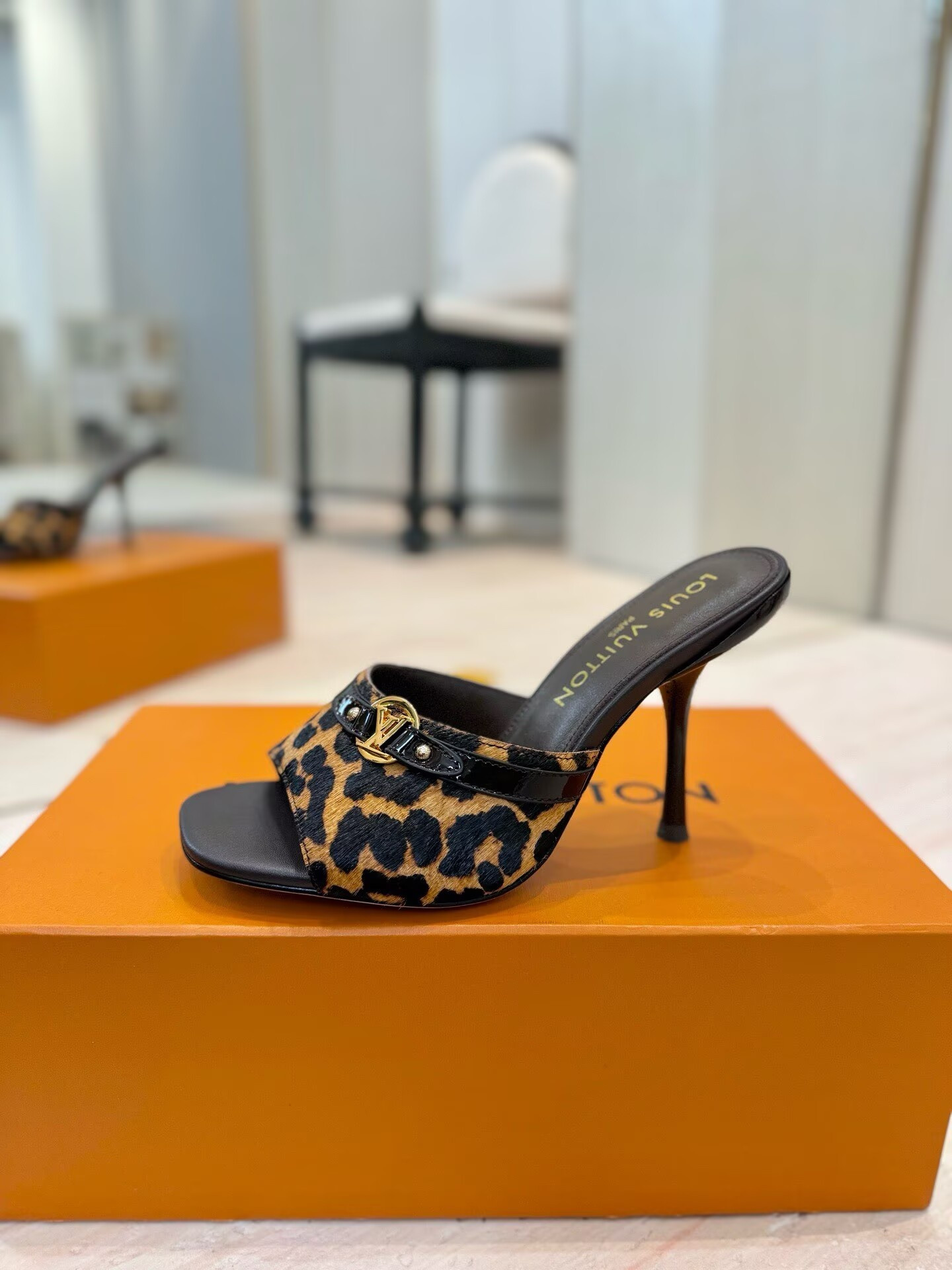 UA LV 6AM Mule