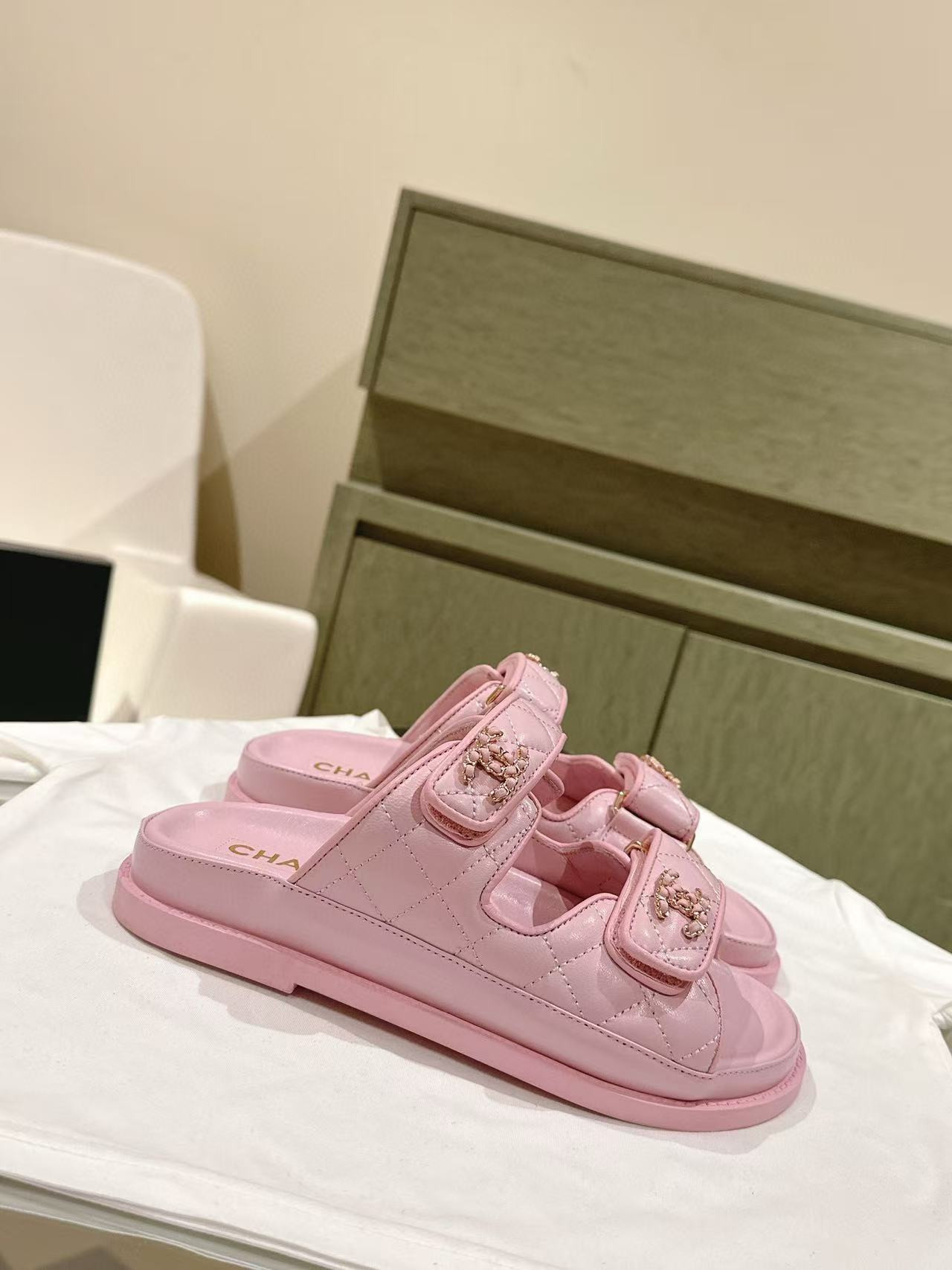 UA Ch*el SLIDES
