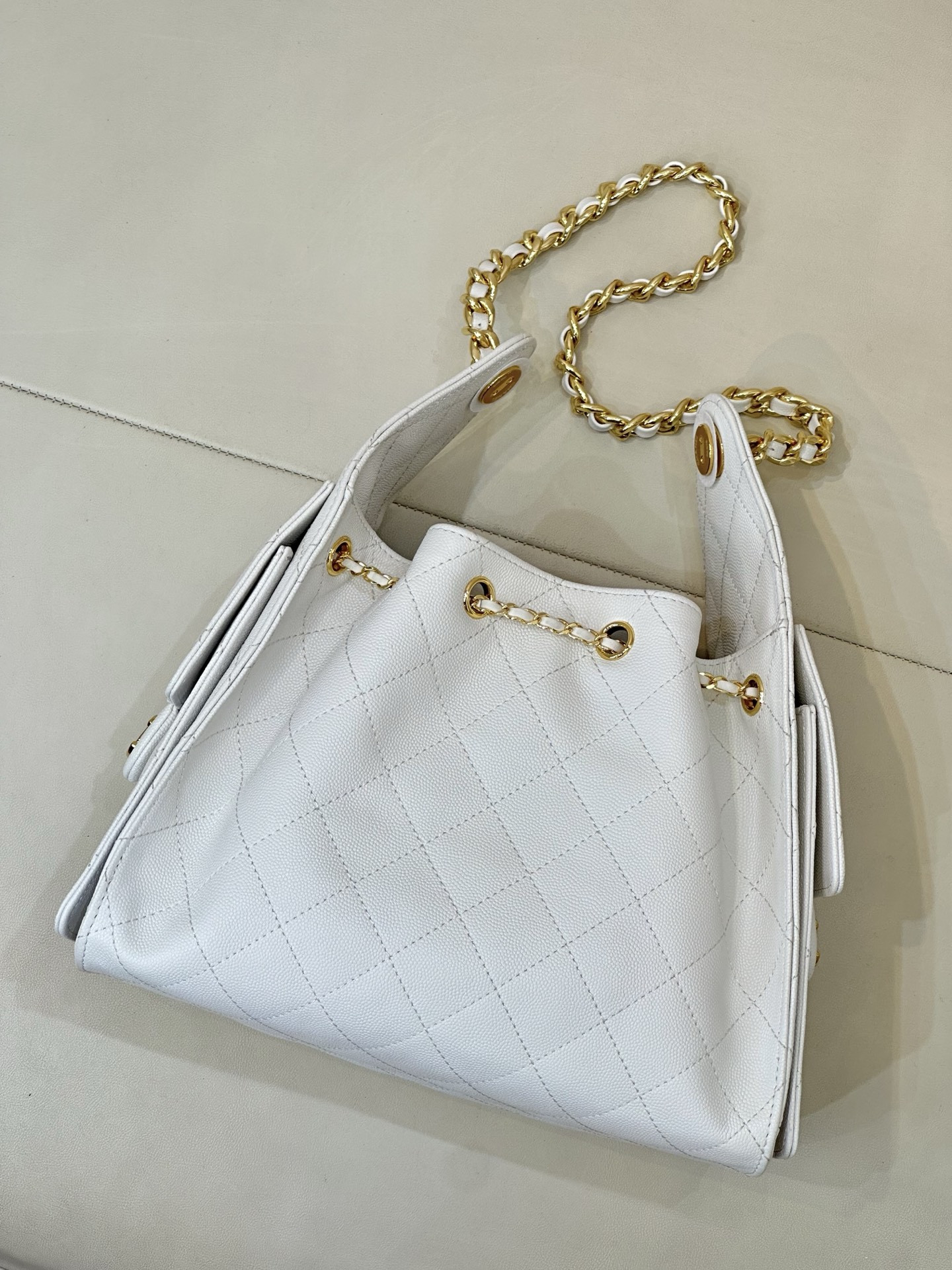 Ch*el 25c bucket bag polished gold hardware with red lining as5293 26x30x14cm