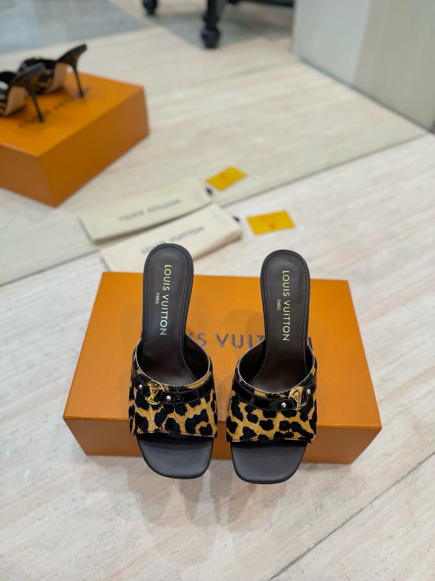 UA LV 6AM Mule