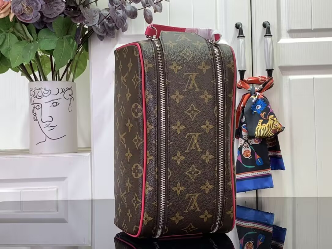 LV Dopp Kit M12641 28x15x16.5cm