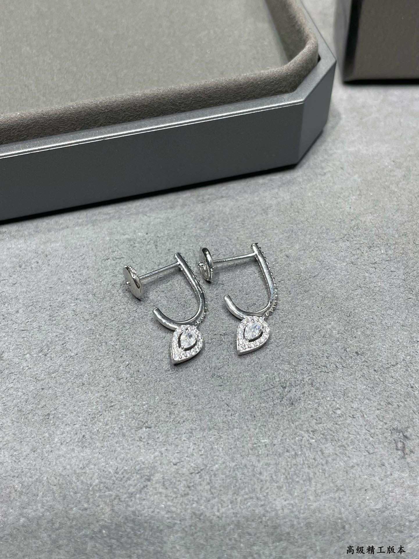 Mes1kaa waterdrop earrings