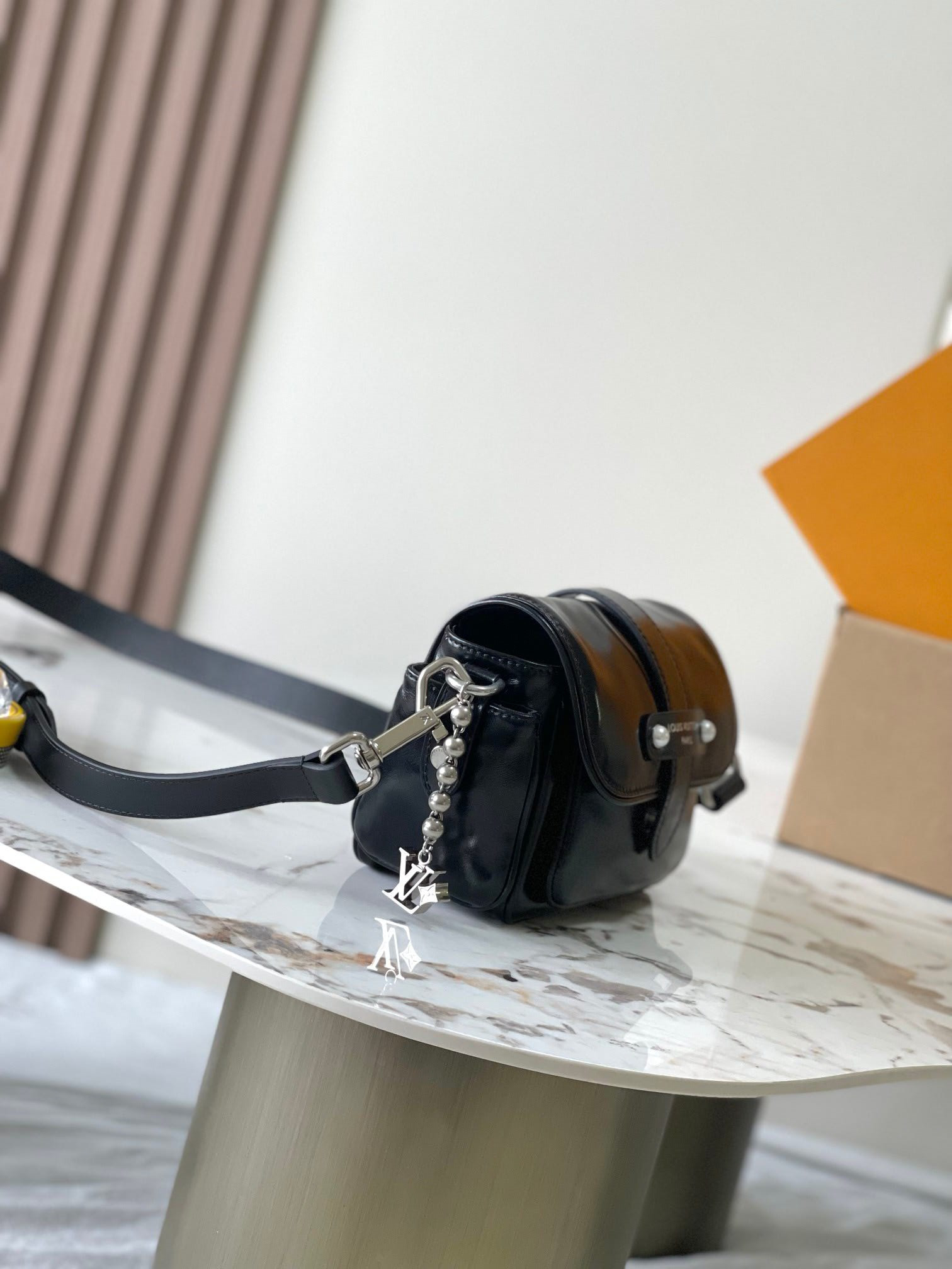 LV Cargo Wearable Wallet M13989 23x14x10cm
