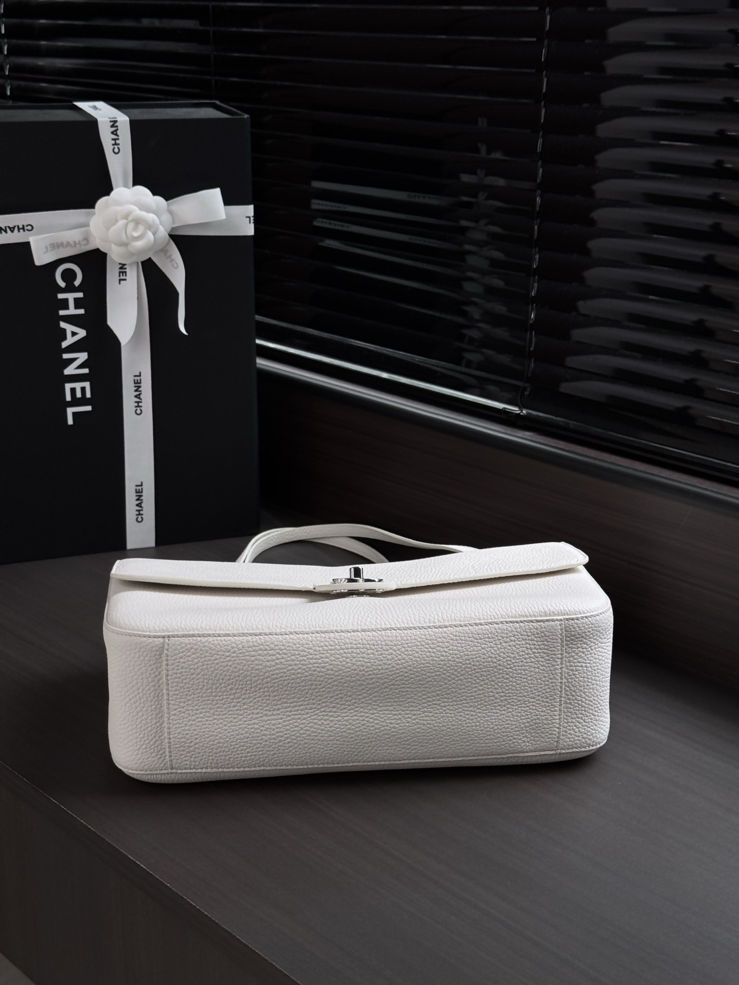 Ch*el maxi flap bag in white with silver-tone hardware as6231 19.5x32x10cm