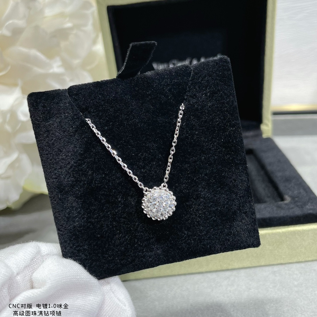 V*N CL*F & Arpels round bead full diamond necklace