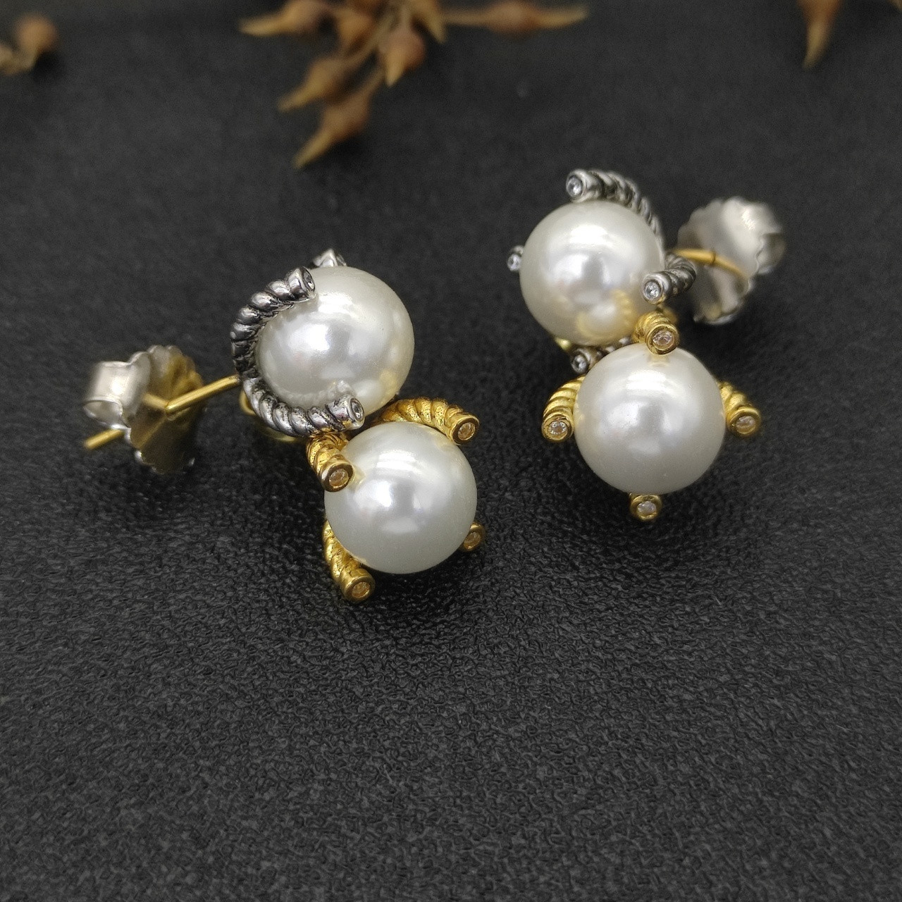 dau1d Yvrm*n four claw peal earrings
