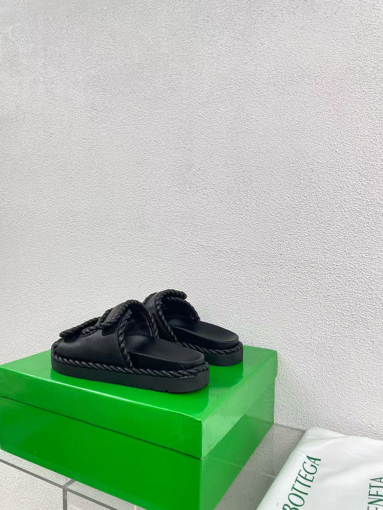 UA Bo*te*ga Ve*ne*ta Slide