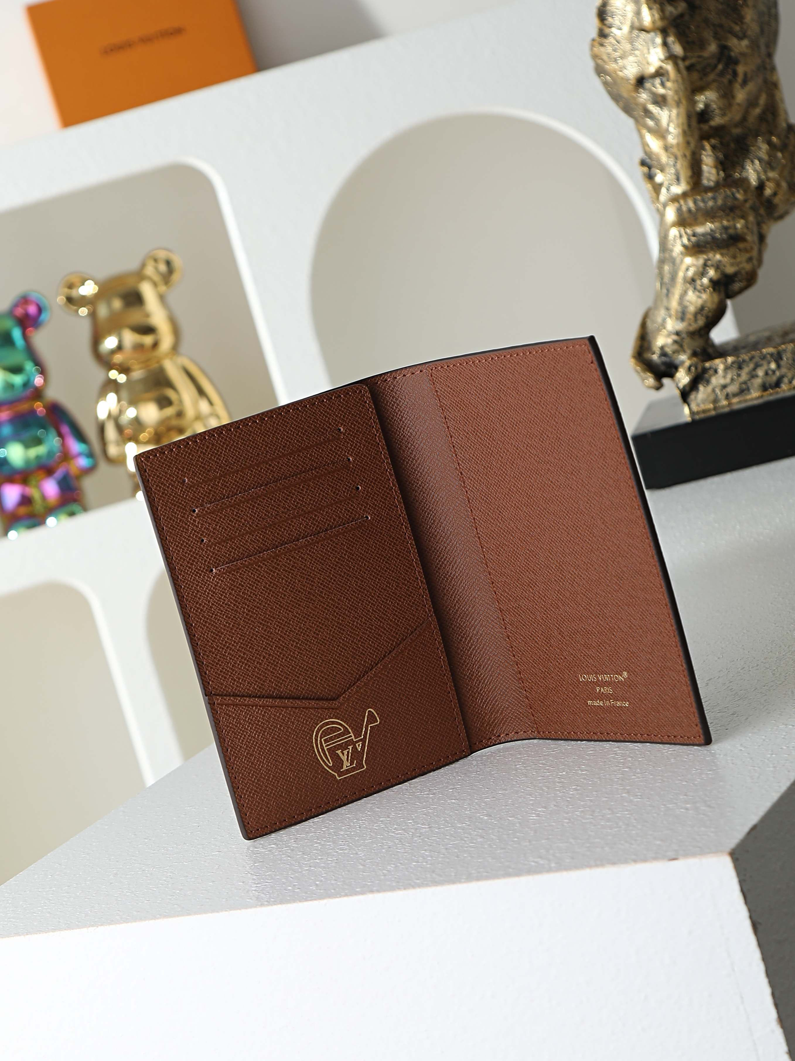 LV Passport Cover M27548 10x14x2.5cm