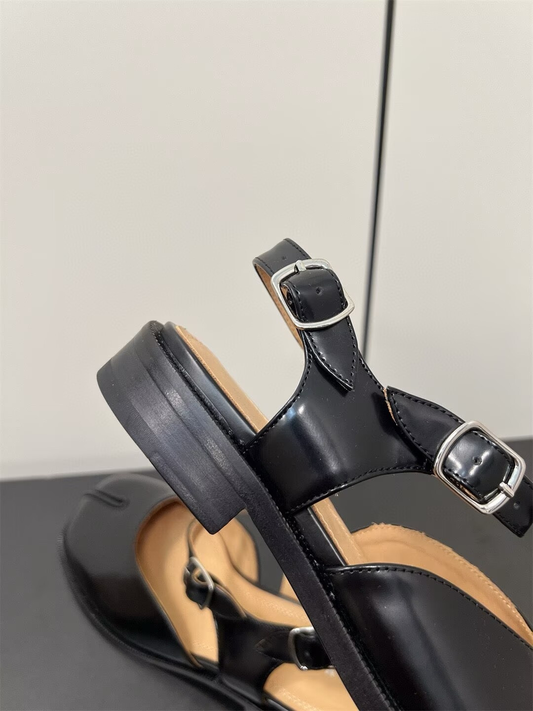 ua ma*s*n Ma*i*la tabi sandals