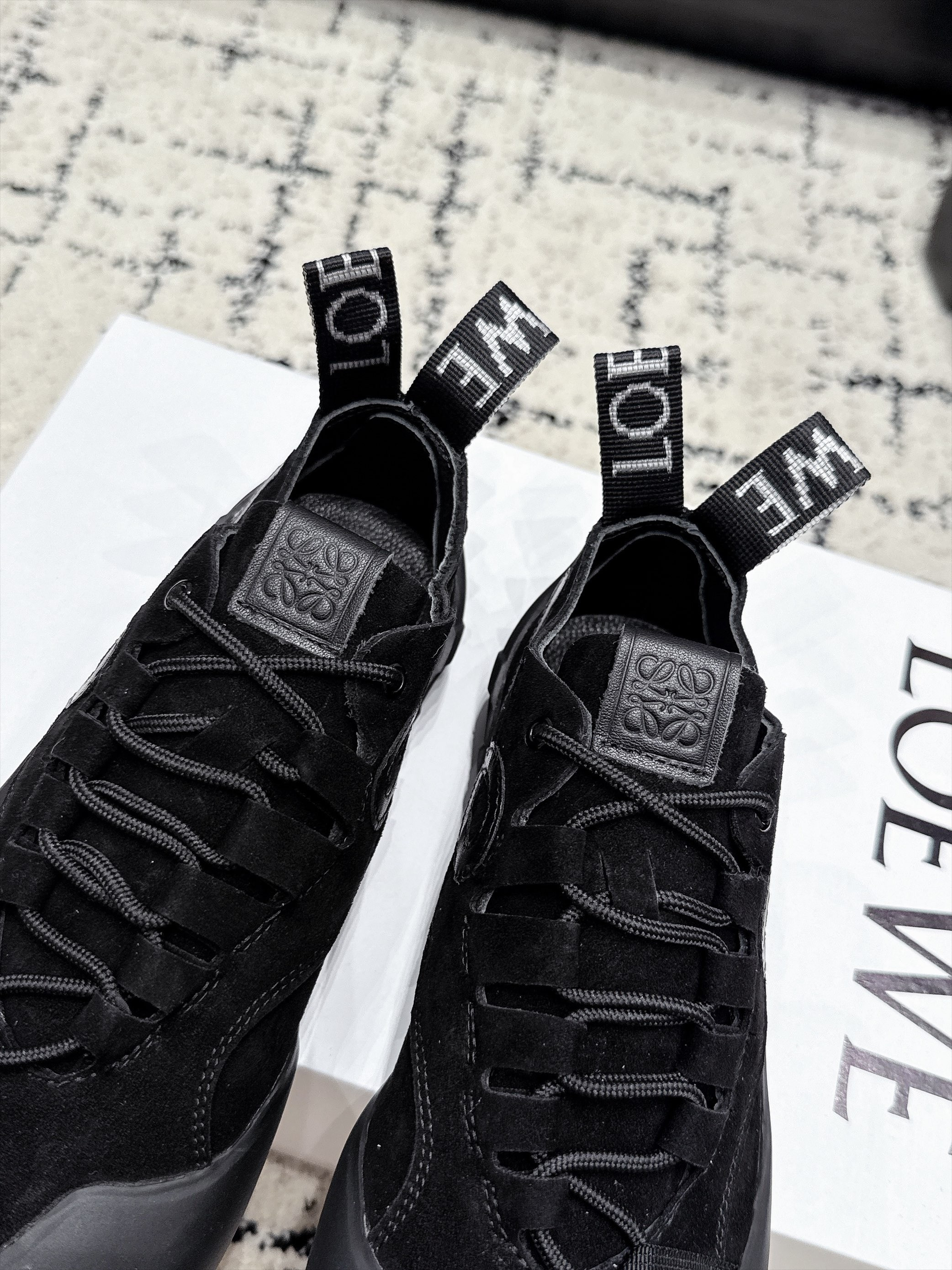 ua L0ew* grip sneaker